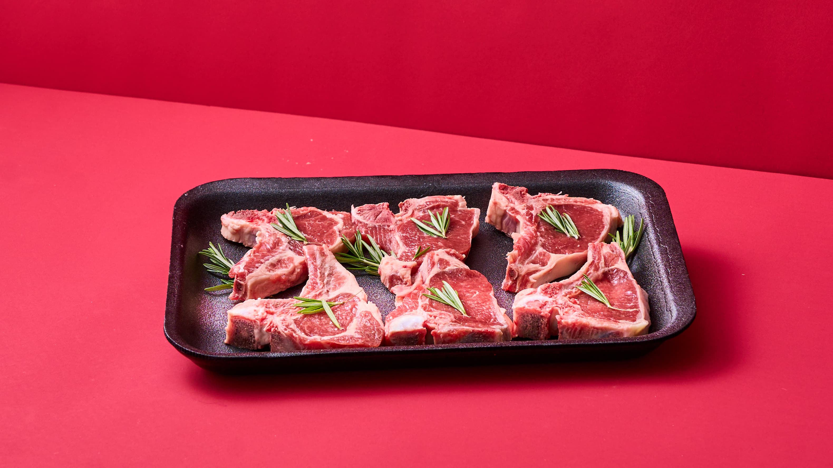 Costolette con rosmarino, aceto balsamico, pistacchi e scaglie di parmigiano