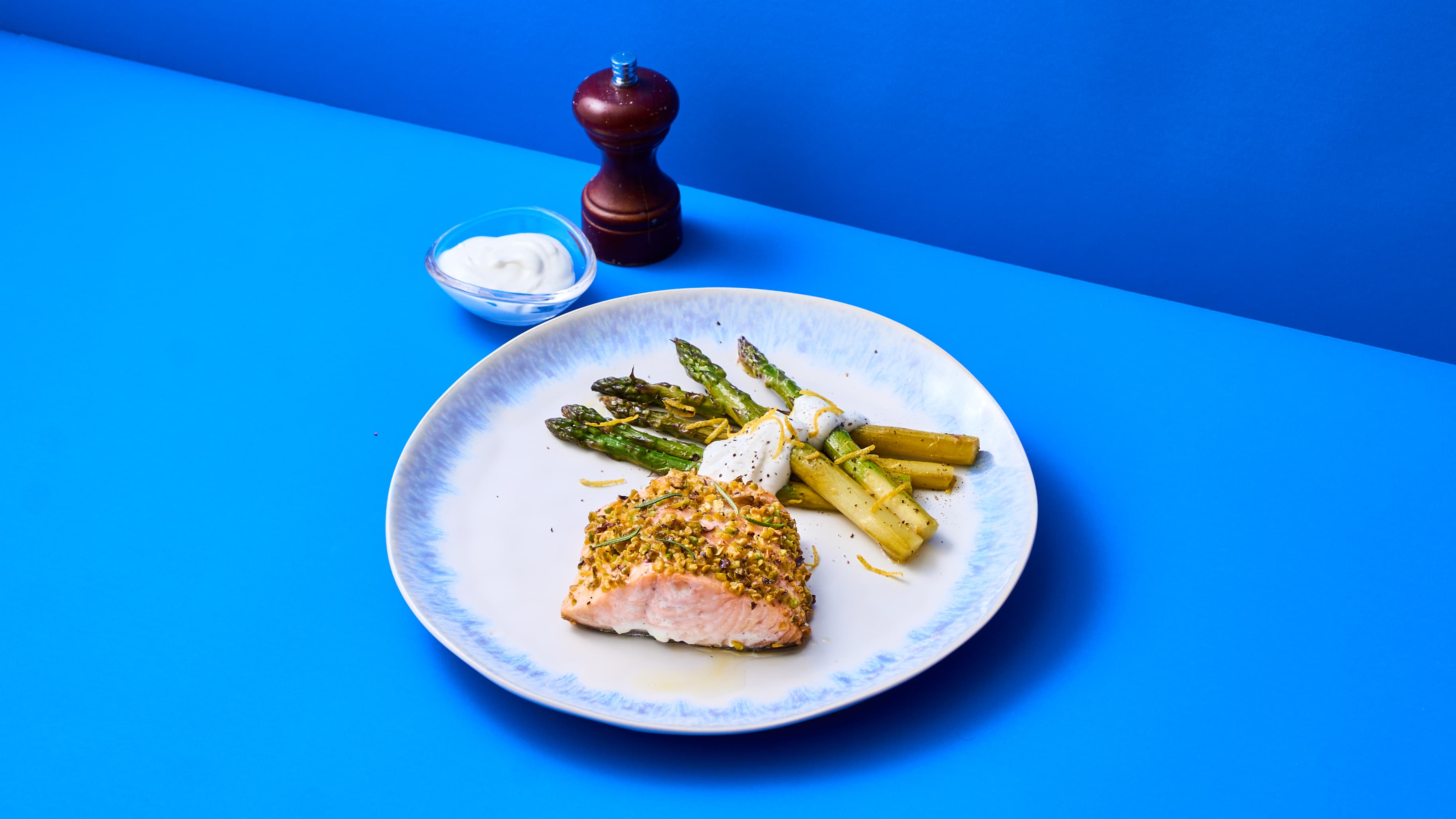 Filetto di Salmone con pistacchio, asparagi con limone e panna acida