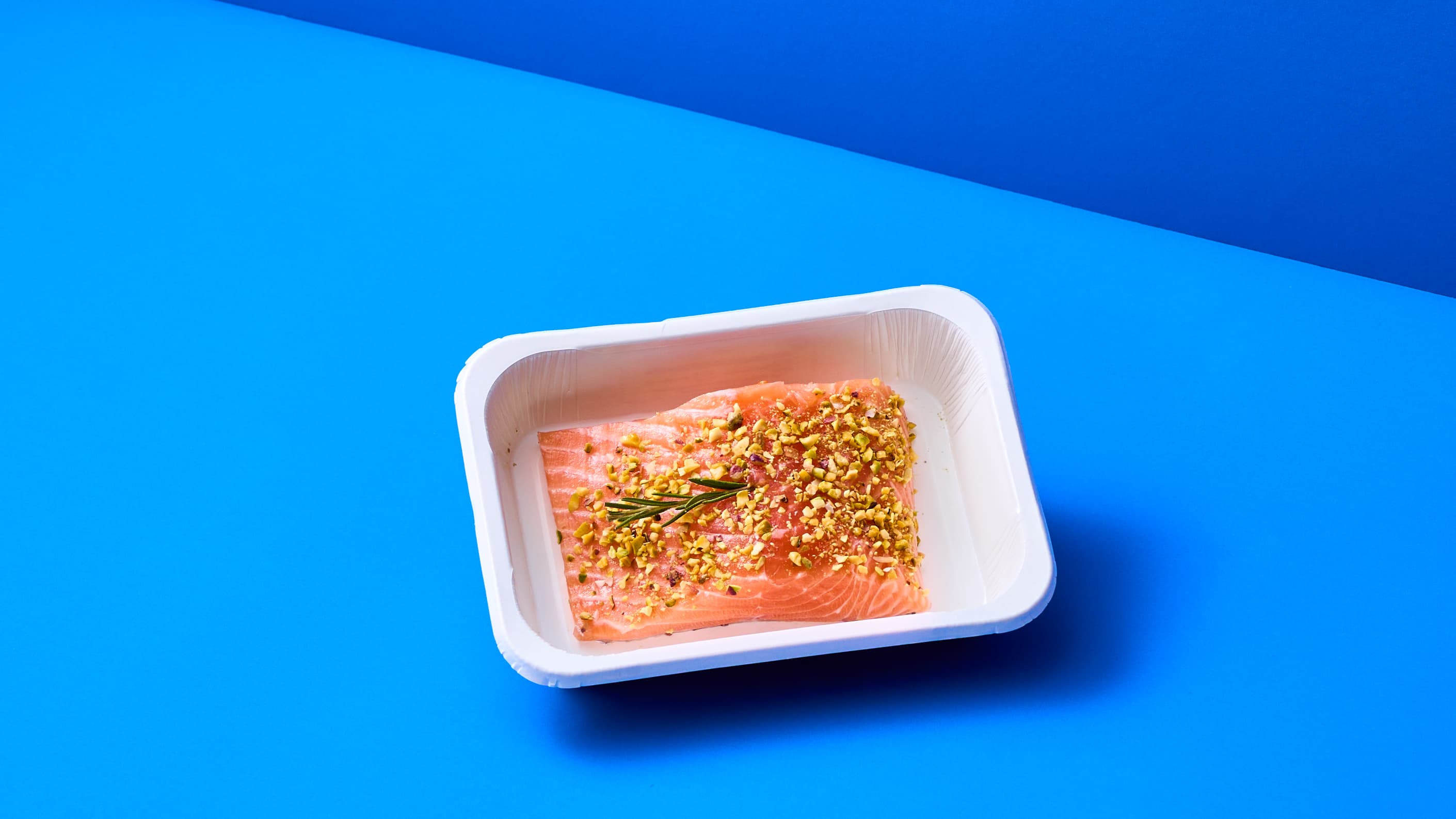 Filetto di Salmone con pistacchio, asparagi con limone e panna acida