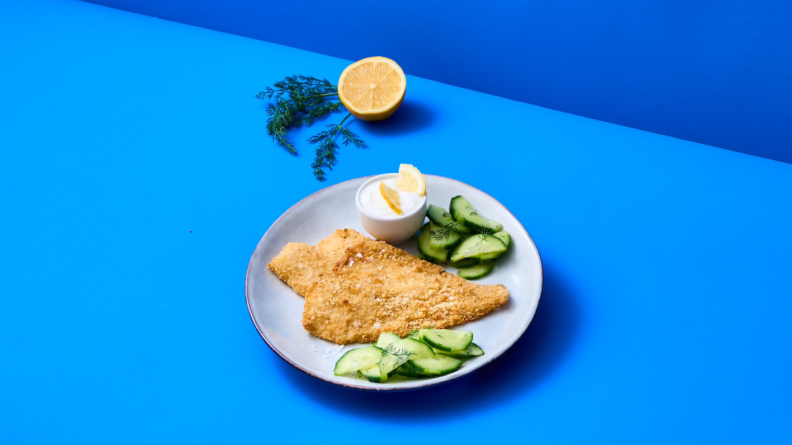 Filetto di Platessa panato con insalata di cetrioli, yogurt e aneto