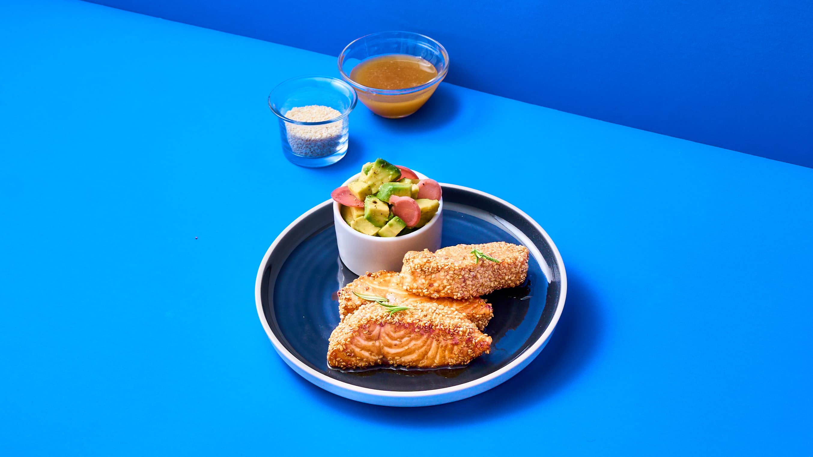 Trancetti di Salmone al sesamo glassati con avocado e ravanelli marinati