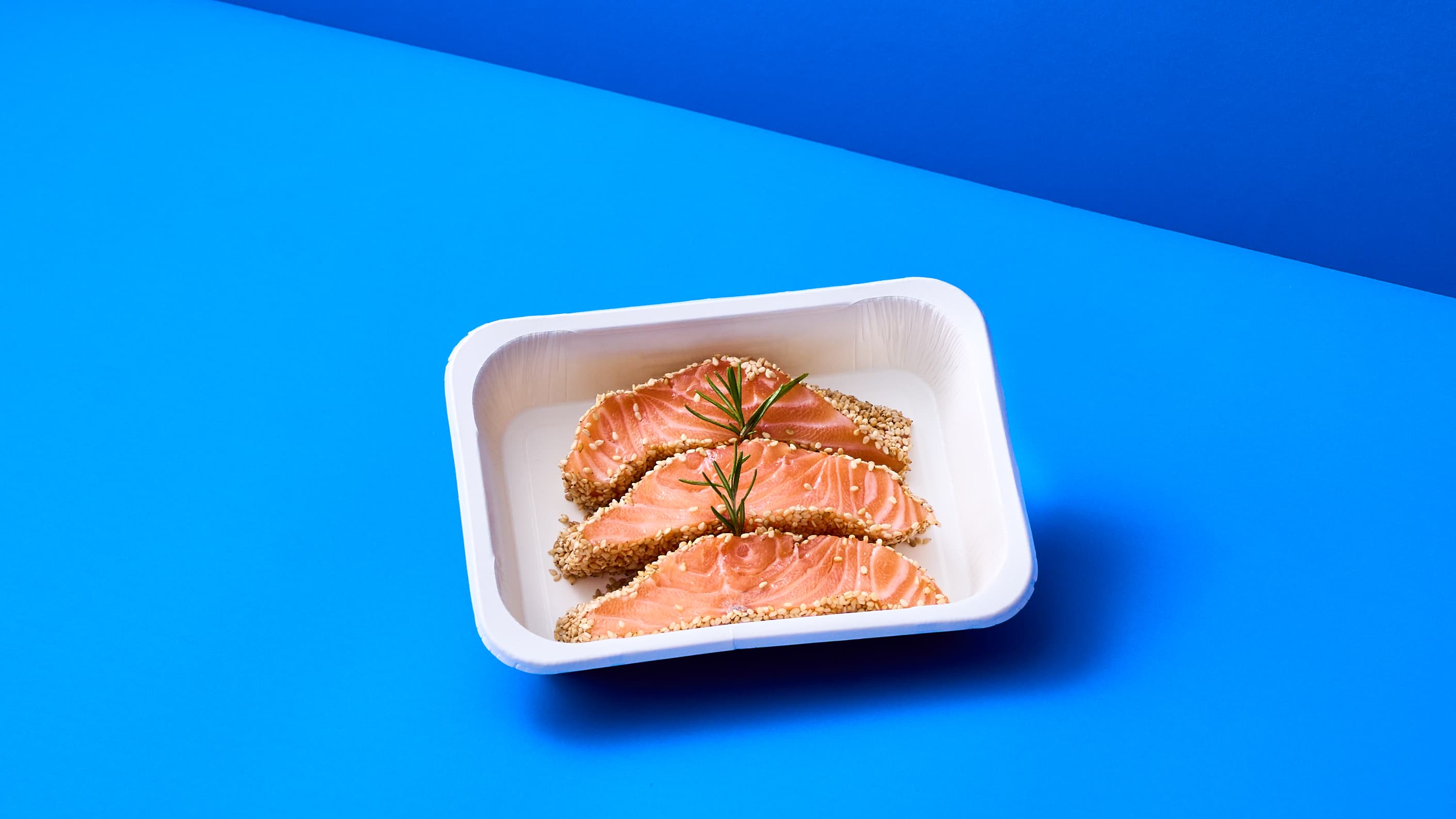 Trancetti di Salmone al sesamo glassati con avocado e ravanelli marinati