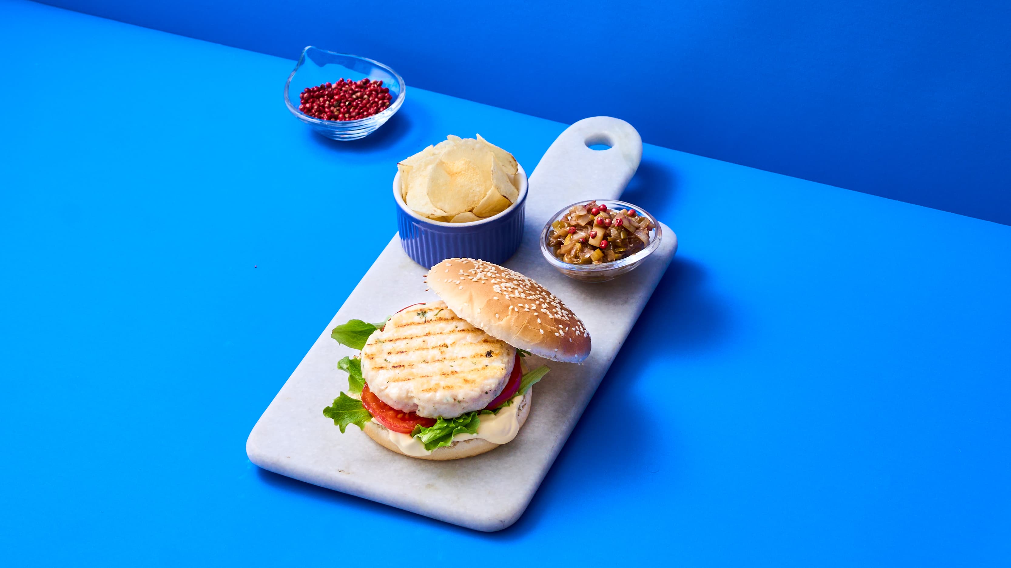 Hamburger di Pesce spada con pomodoro, lattuga, maionese e cipolla caramellata