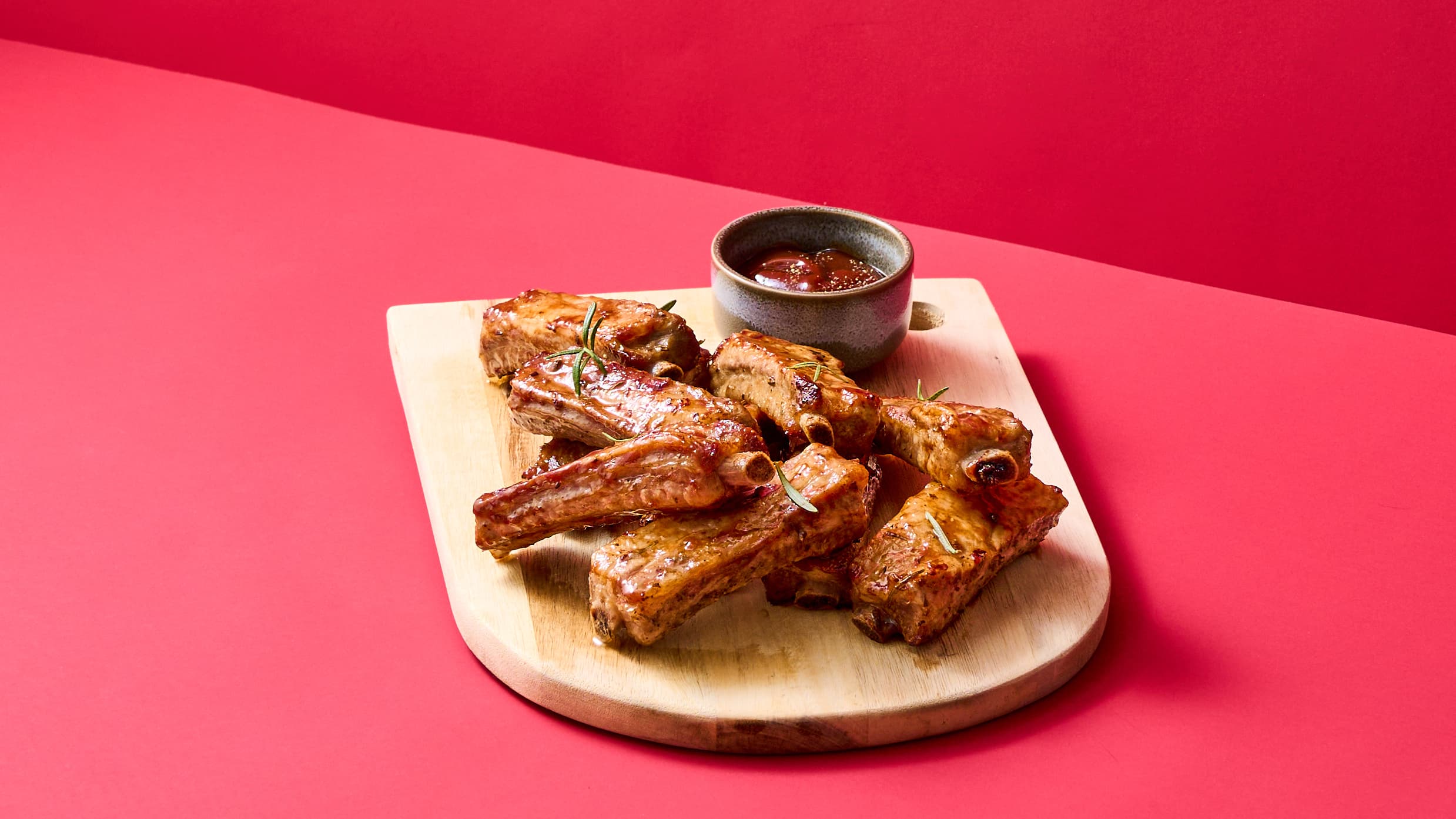 Mini ribs per griglia con salsa barbecue e rosmarino