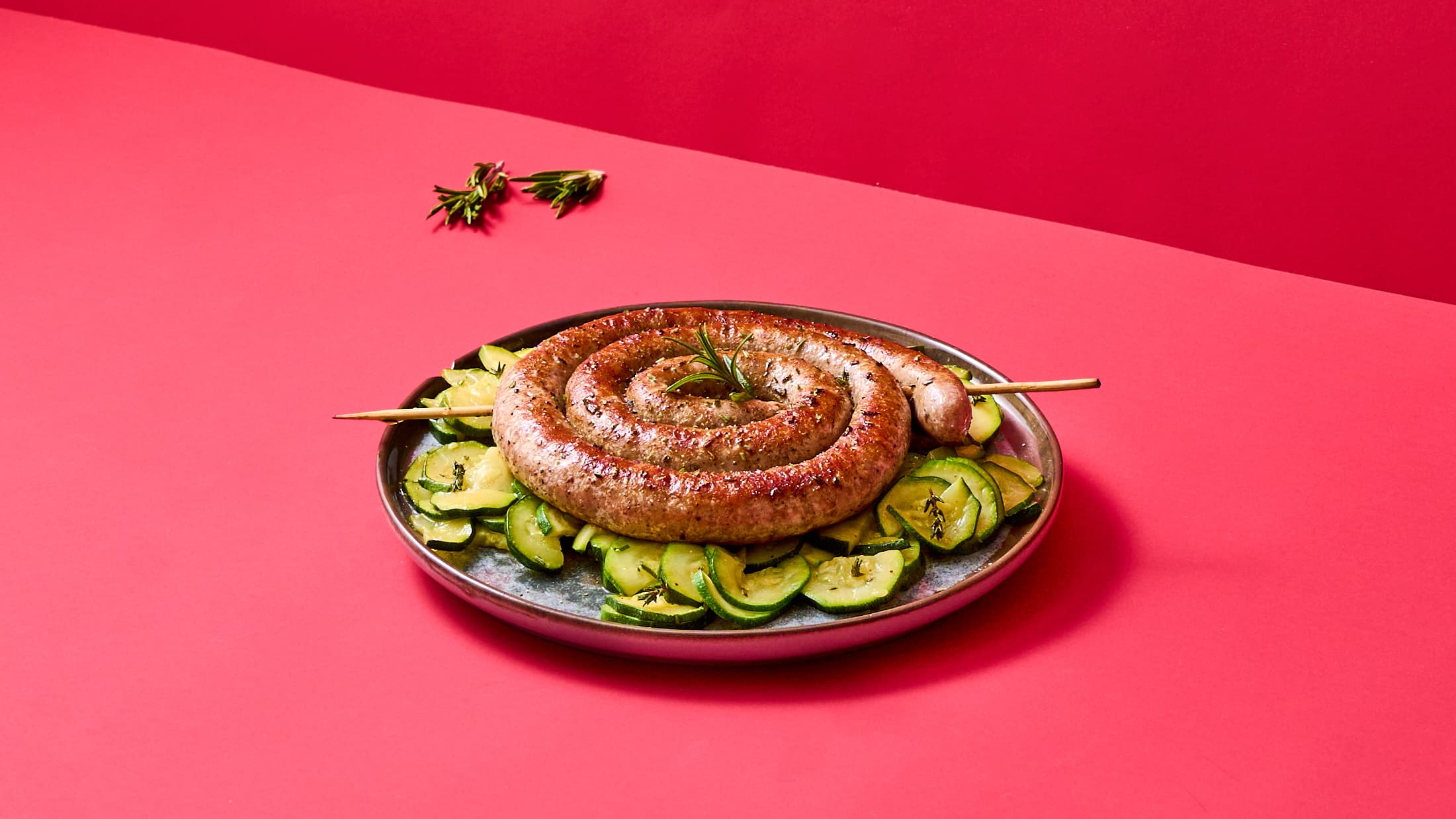 Spiedino di salsiccia per griglia con zucchine saltate in padella