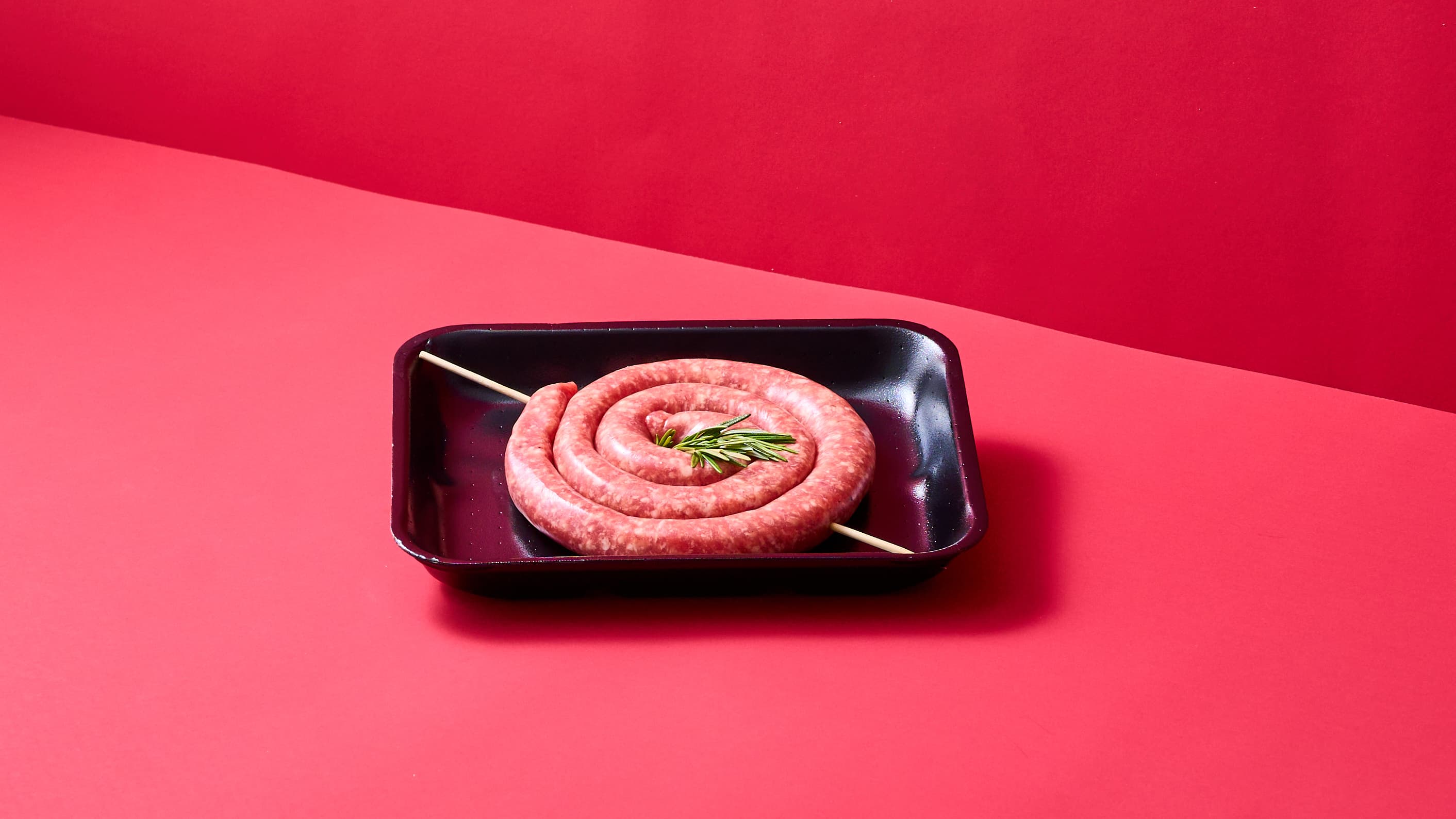 Spiedino di salsiccia per griglia con zucchine saltate in padella