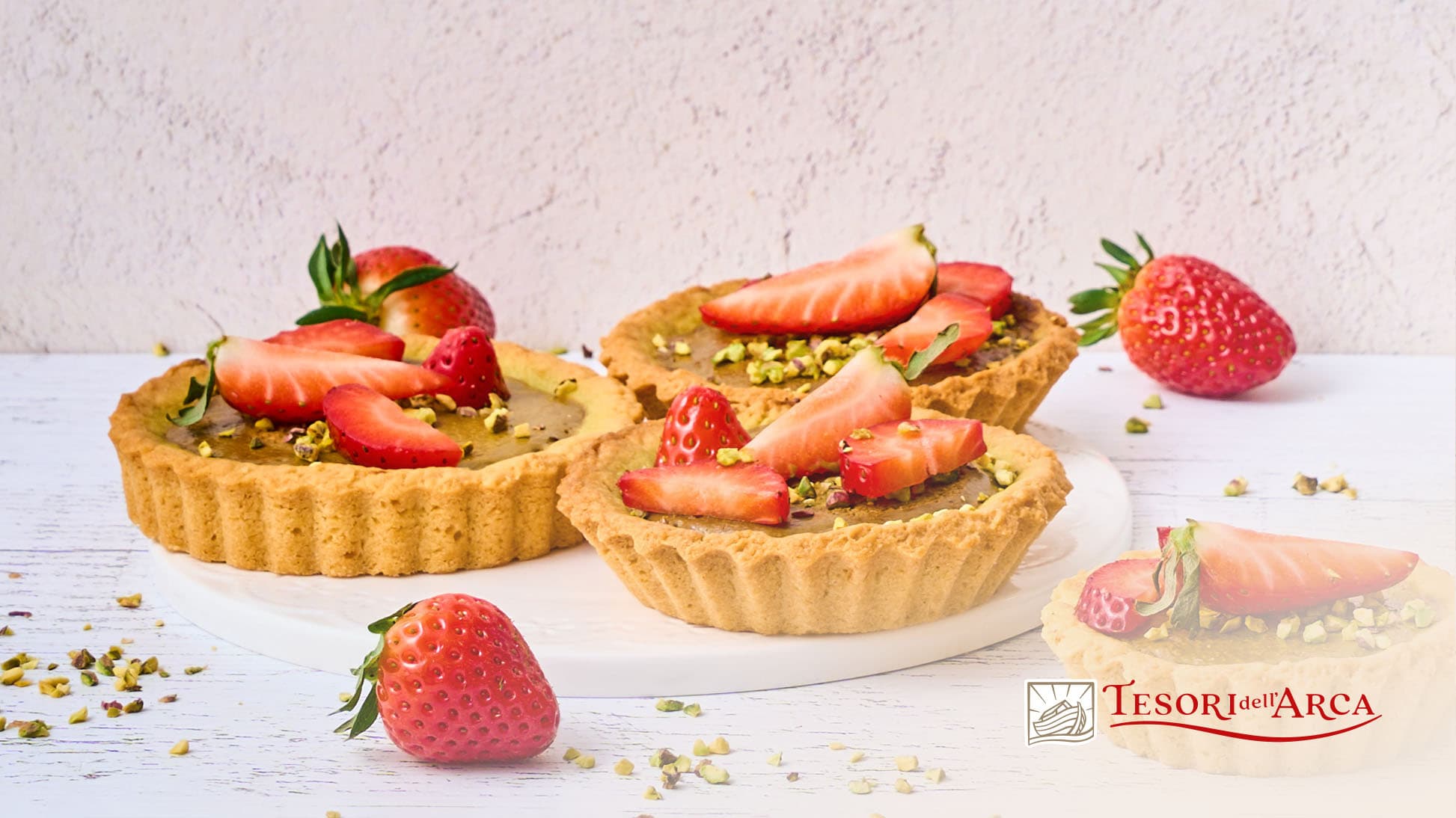 Crostatine all'olio con crema al pistacchio e fragole, olio toscano e crema di pistacchio