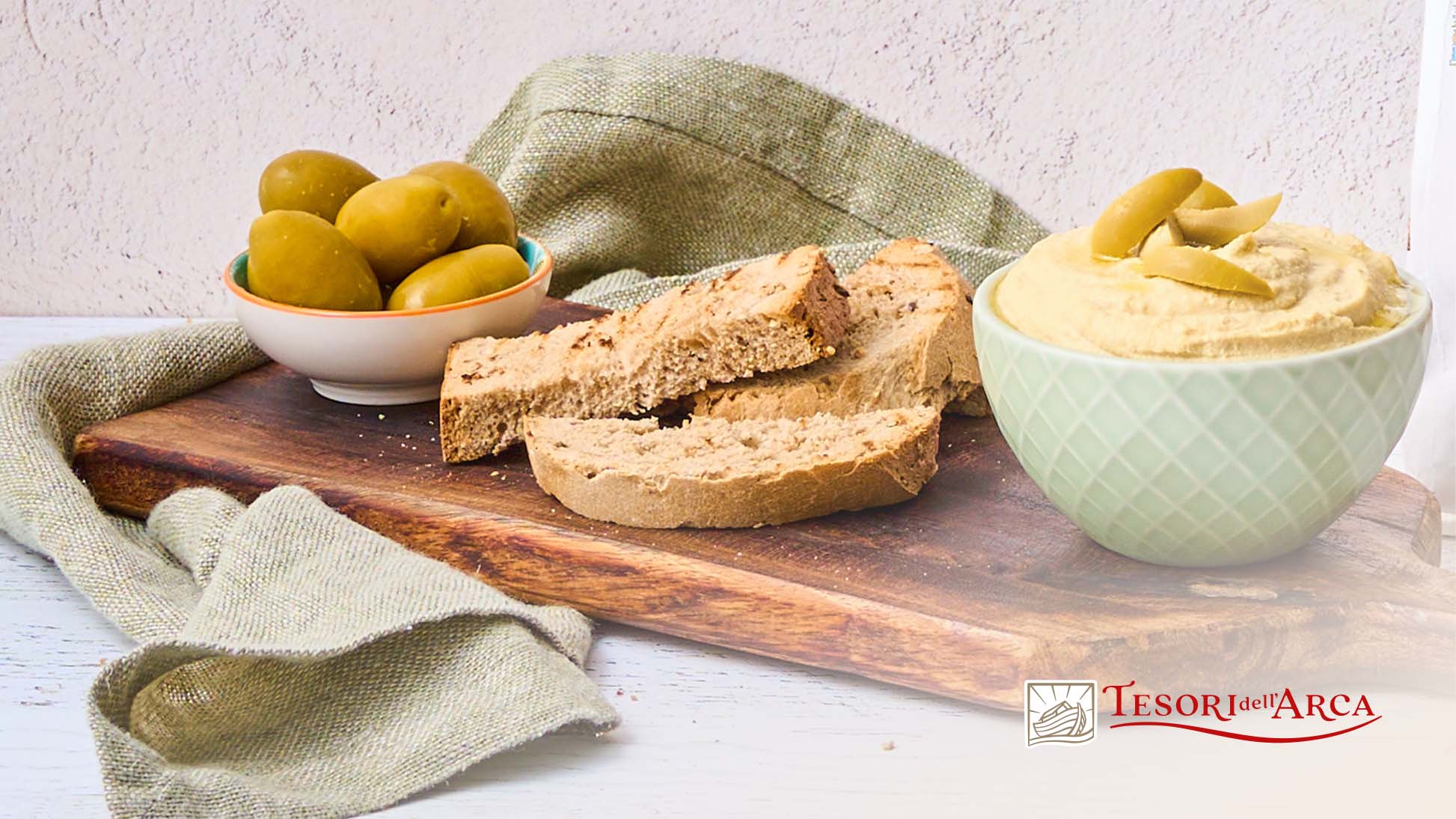 Crostini rustici con hummus di ceci alle olive verdi