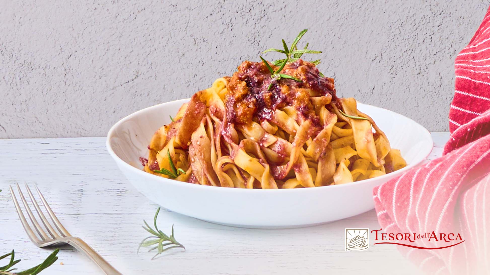 Tagliatelle con ragù di chianina e riduzione di vino rosso e rosmarino