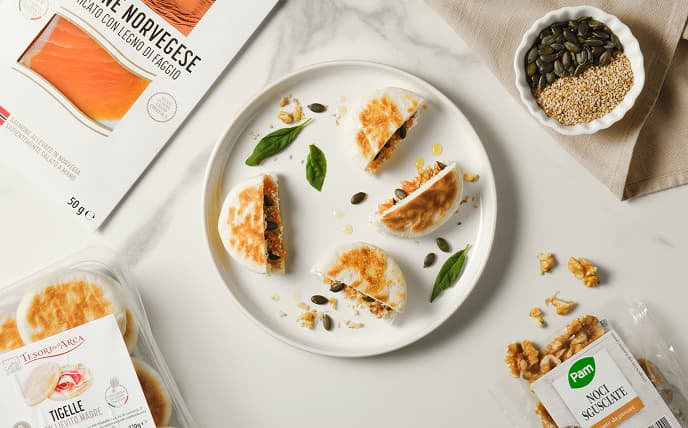 Tigelle al salmone affumicato con frutta secca e semi