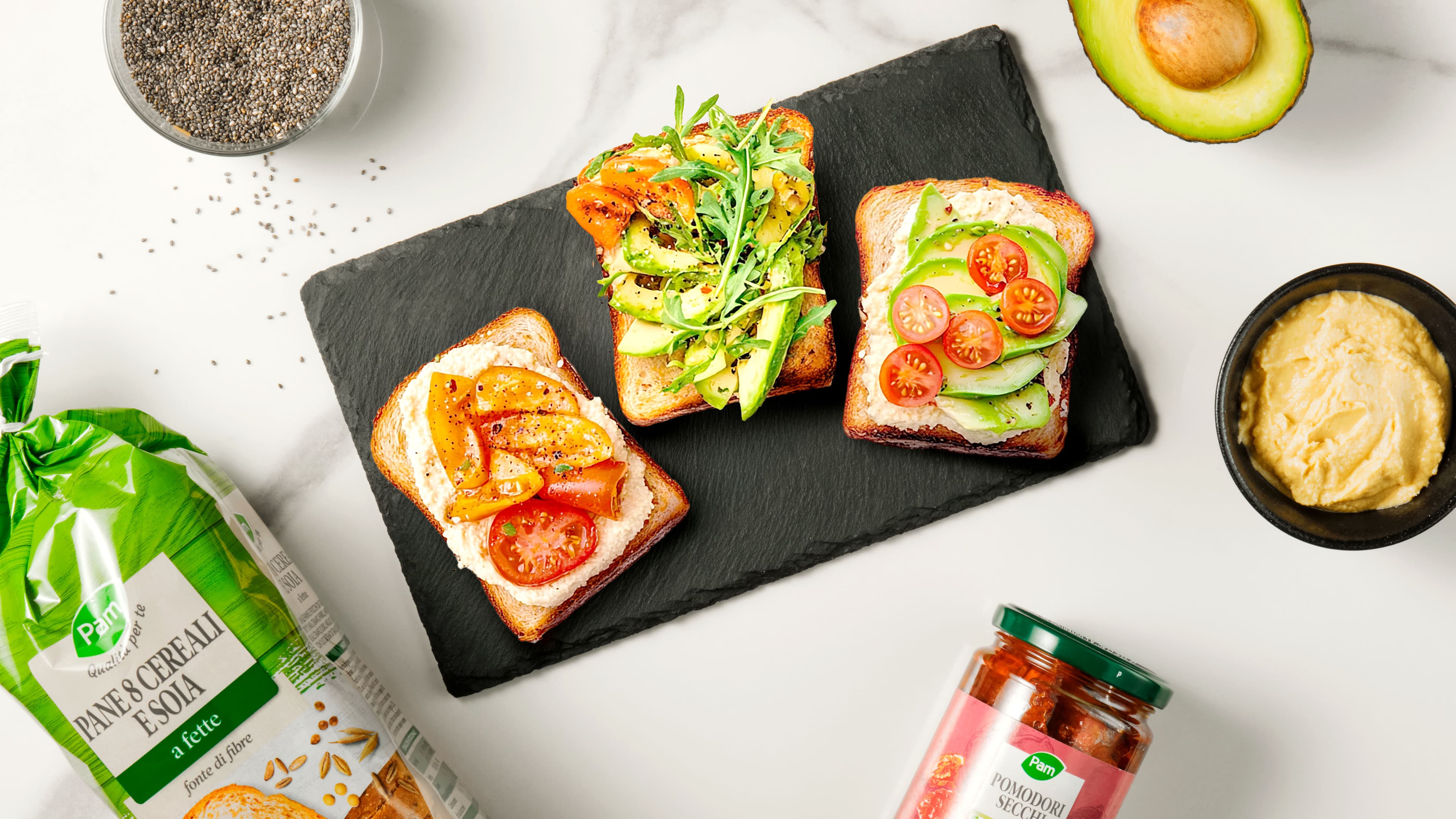 Crostini con hummus di ceci, avocado e pomodorini