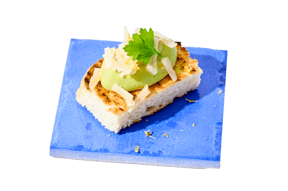 Crostini con hummus di ceci, avocado e pomodorini