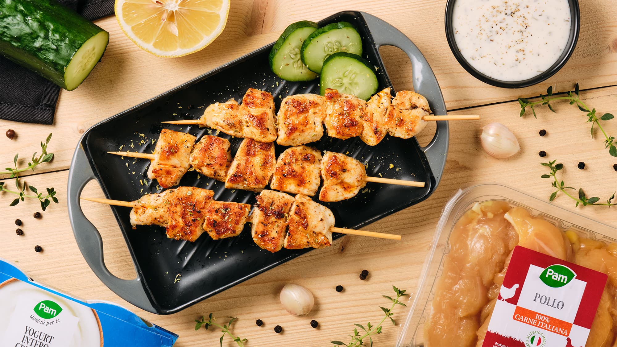 Spiedini di pollo grigliato in salsa tzatziki