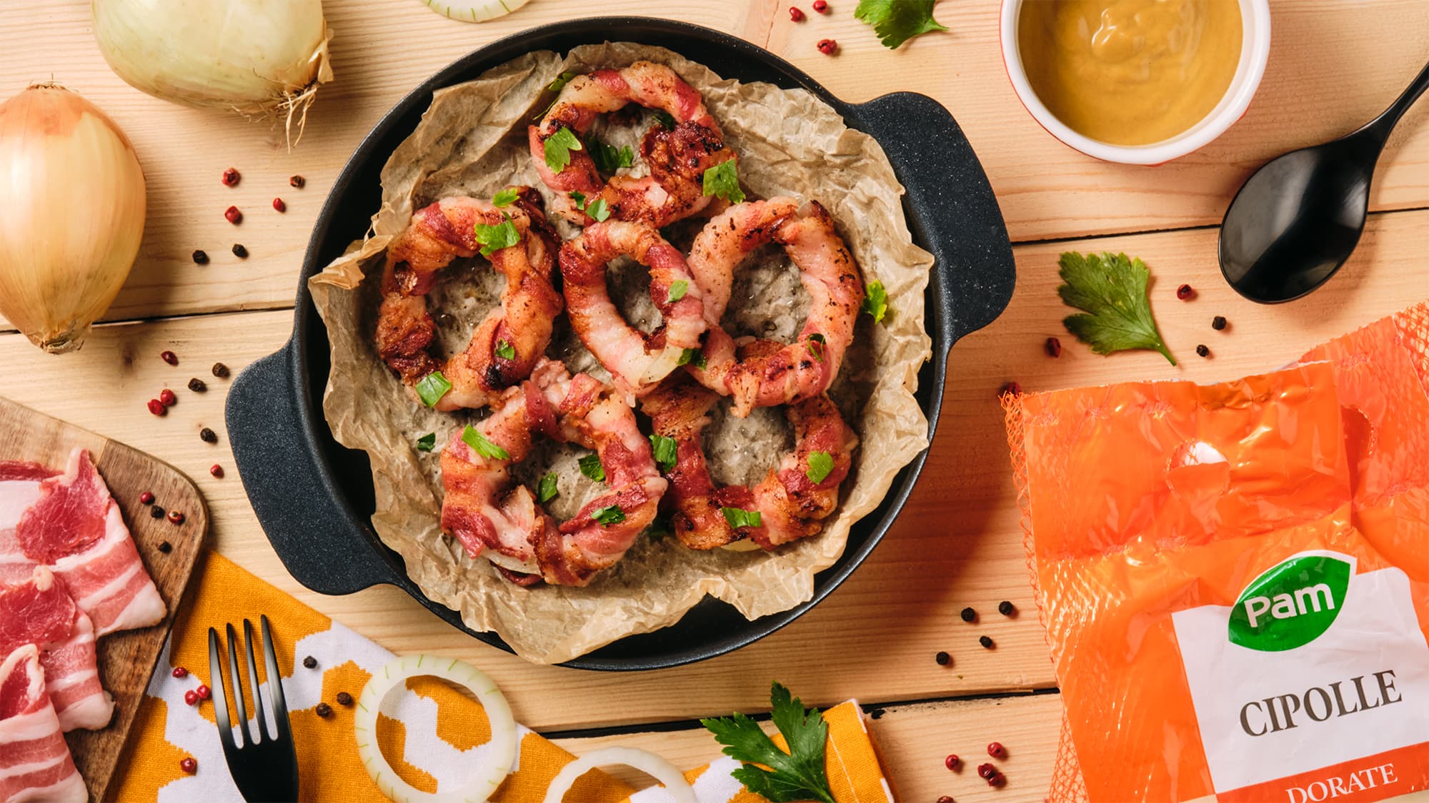 Anelli di cipolla con bacon, salsa di miele e senape