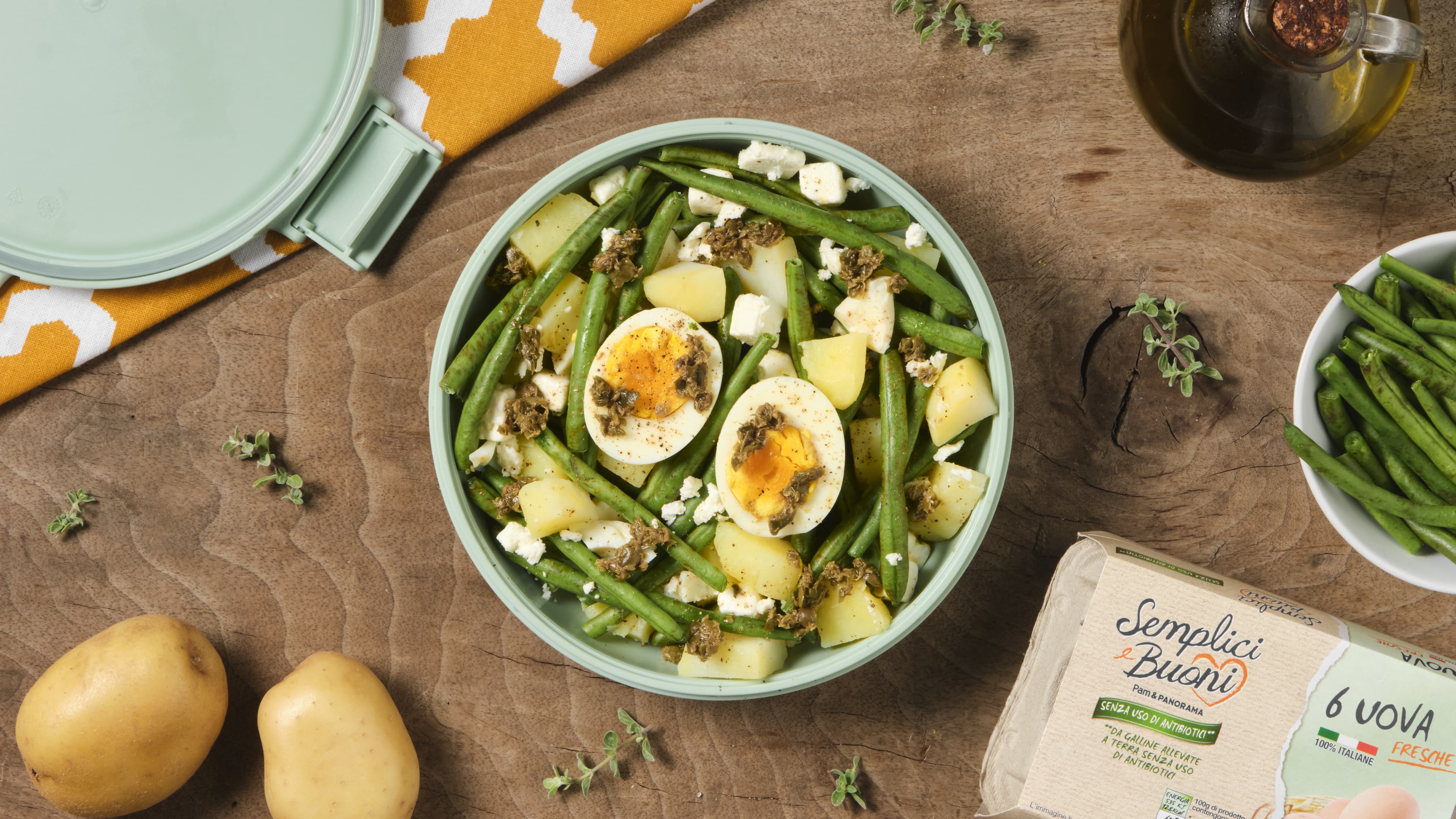 Insalata di fagiolini, patate, uova sode e feta con dressing ai capperi