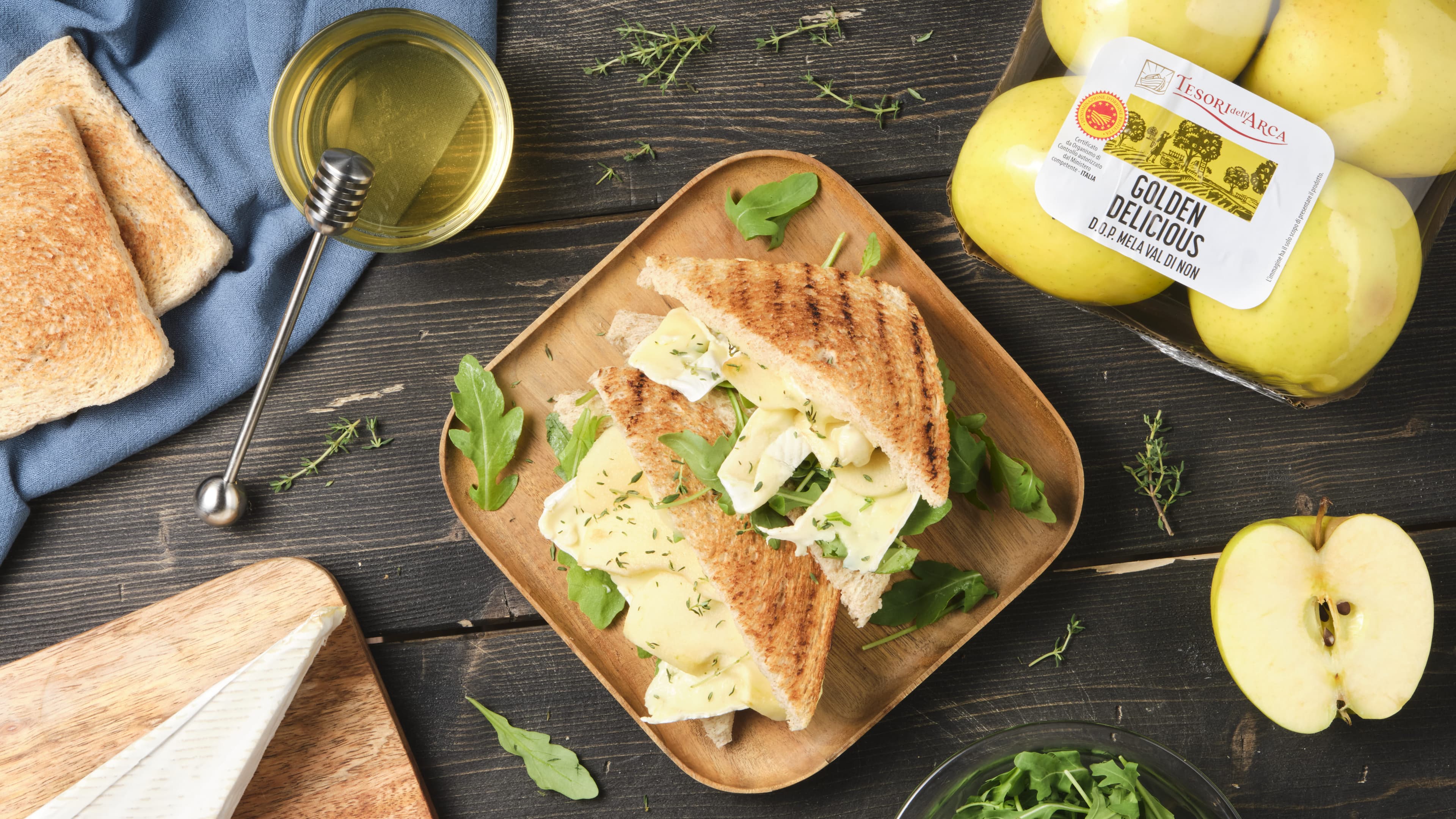 Sandwich rustico con mele, miele e timo