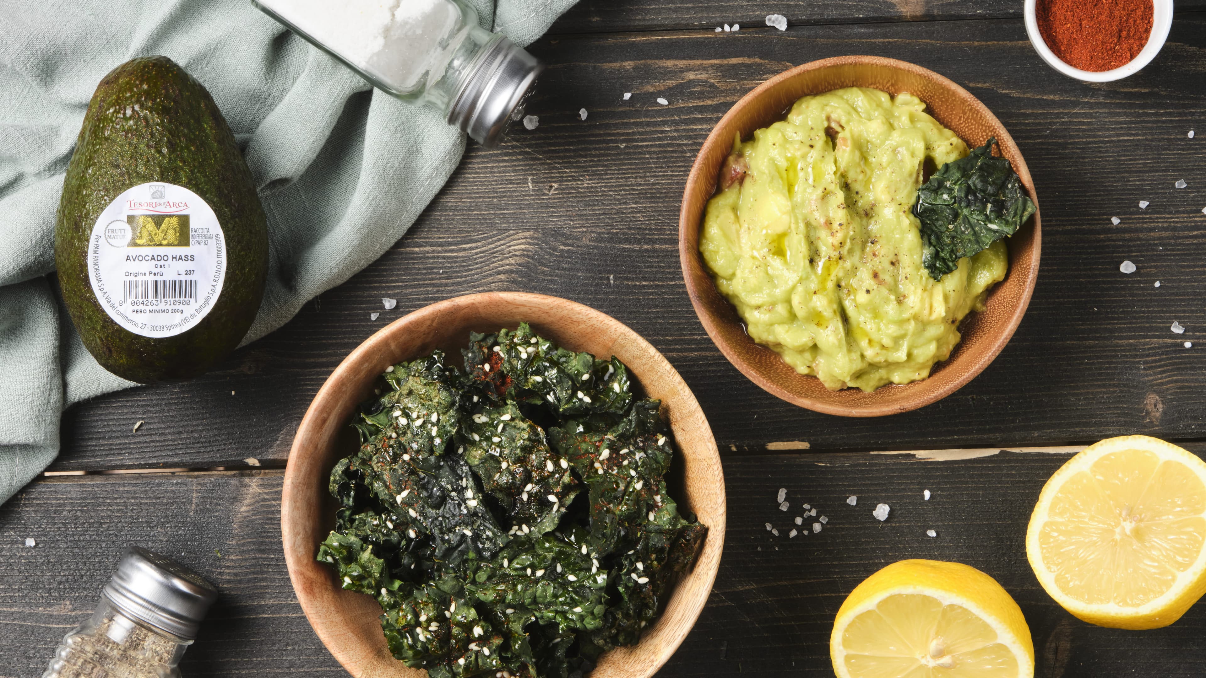 Chips di cavolo nero al forno con salsa guacamole