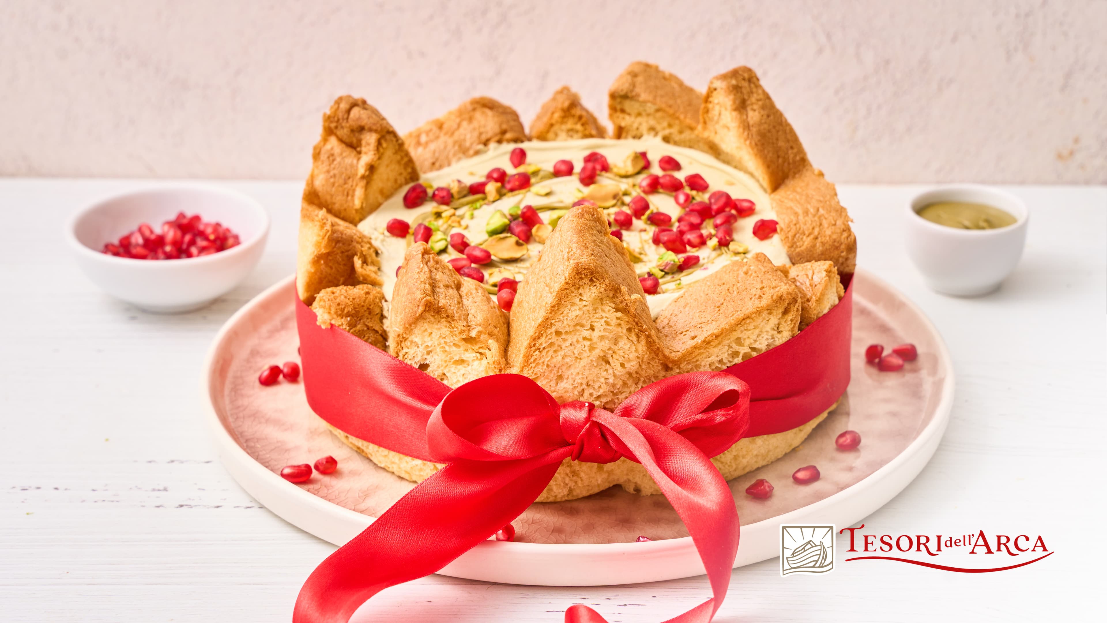 Charlotte di pandoro, mousse al pistacchio e melagrana