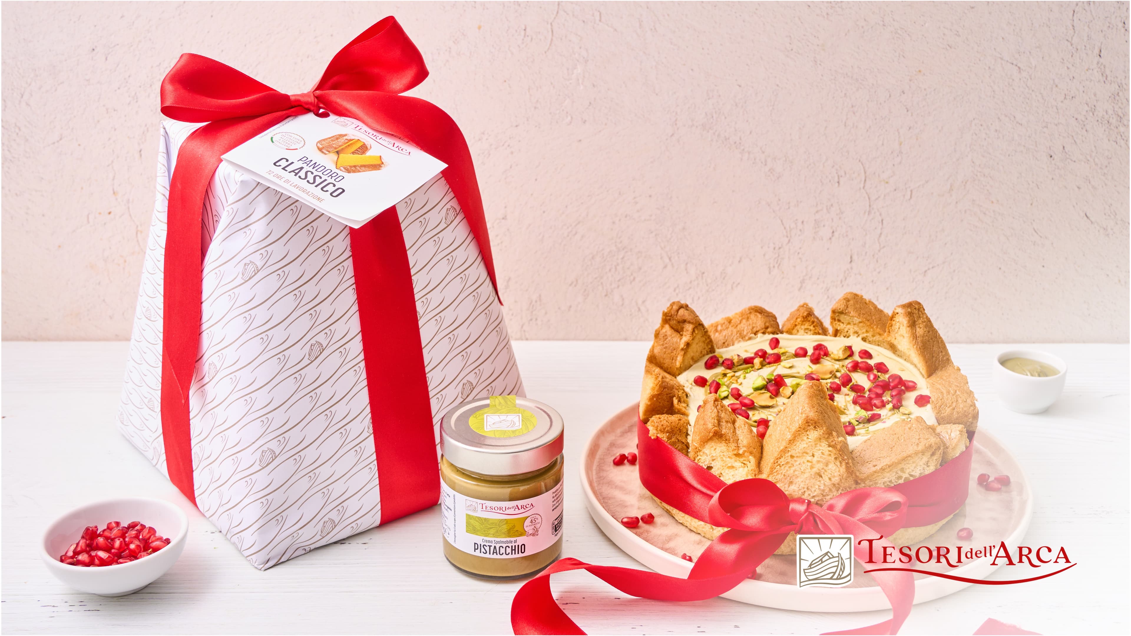 Charlotte di pandoro, mousse al pistacchio e melagrana