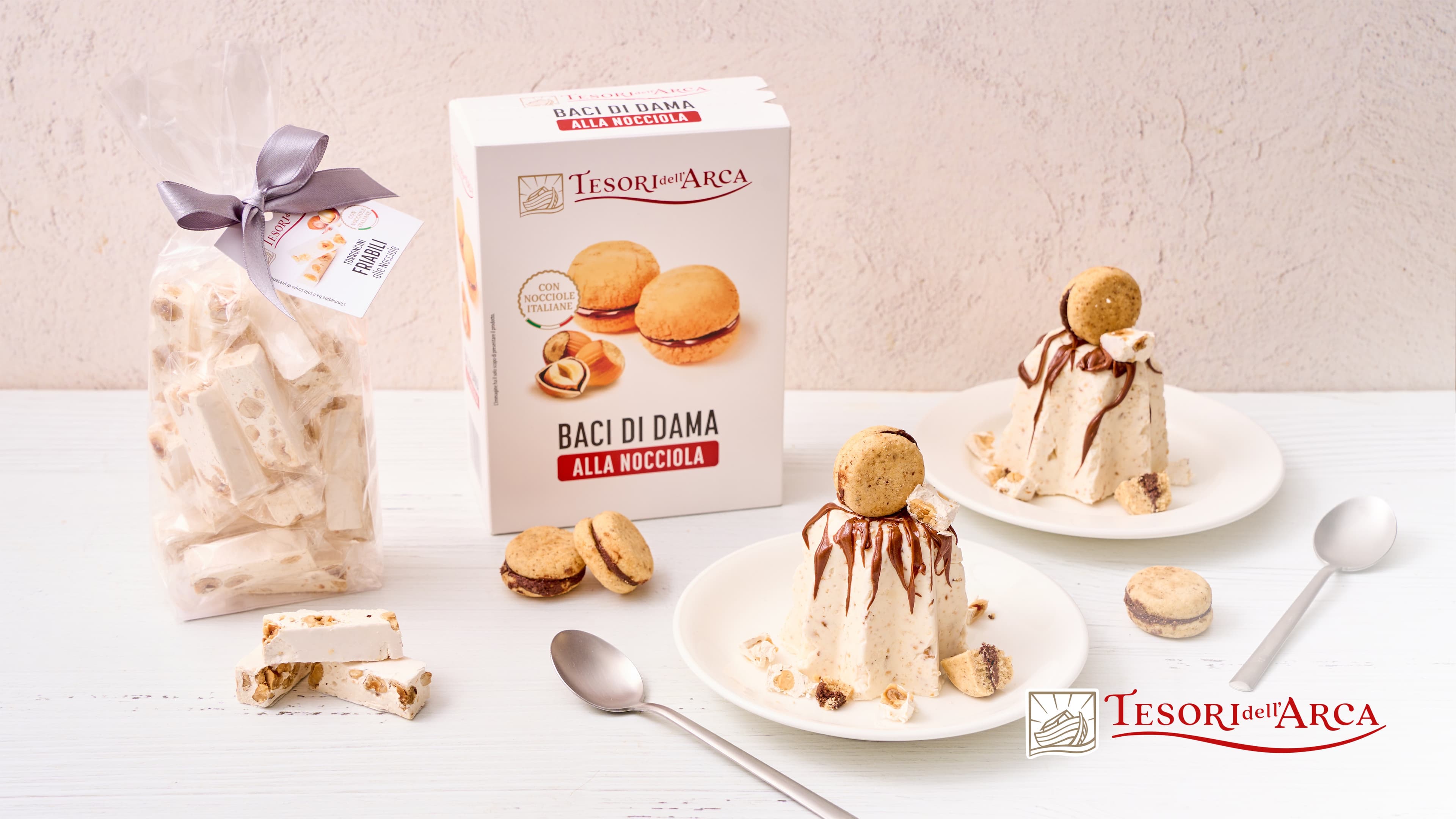Semifreddo al torroncino friabile alle nocciole con baci di dama
