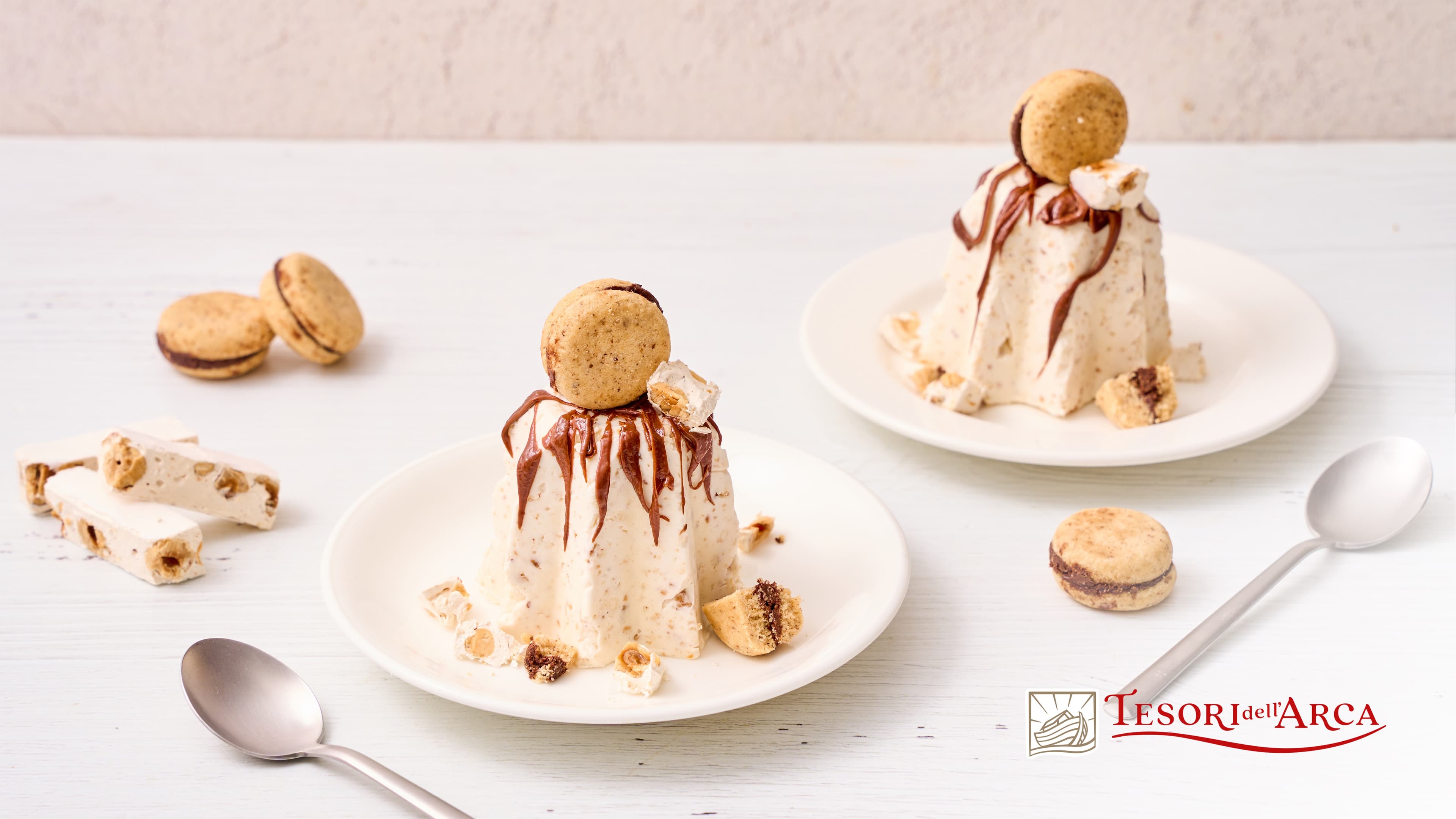Semifreddo al torroncino friabile alle nocciole con baci di dama