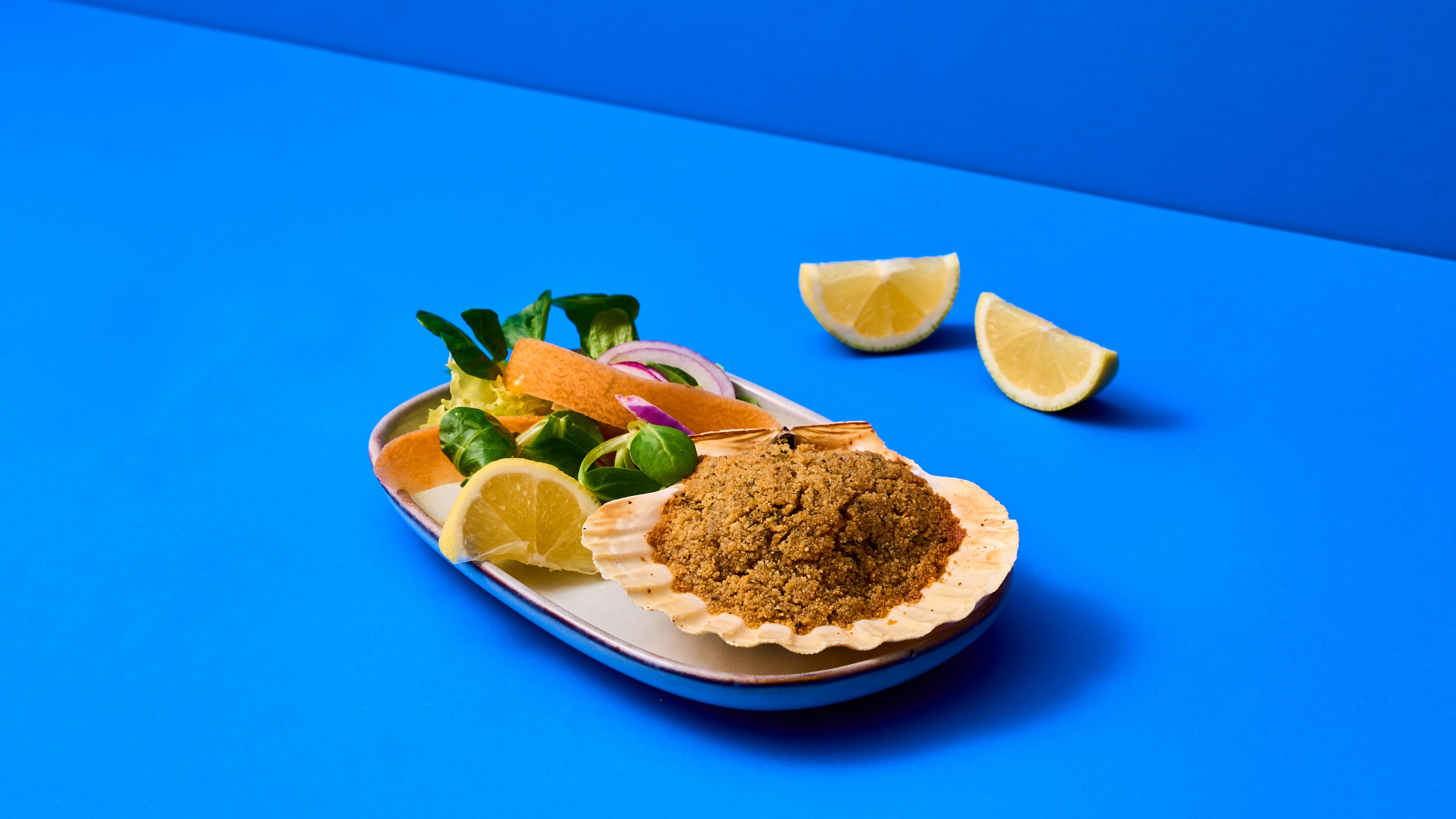 Capasanta gratinata con insalatina mista e limone