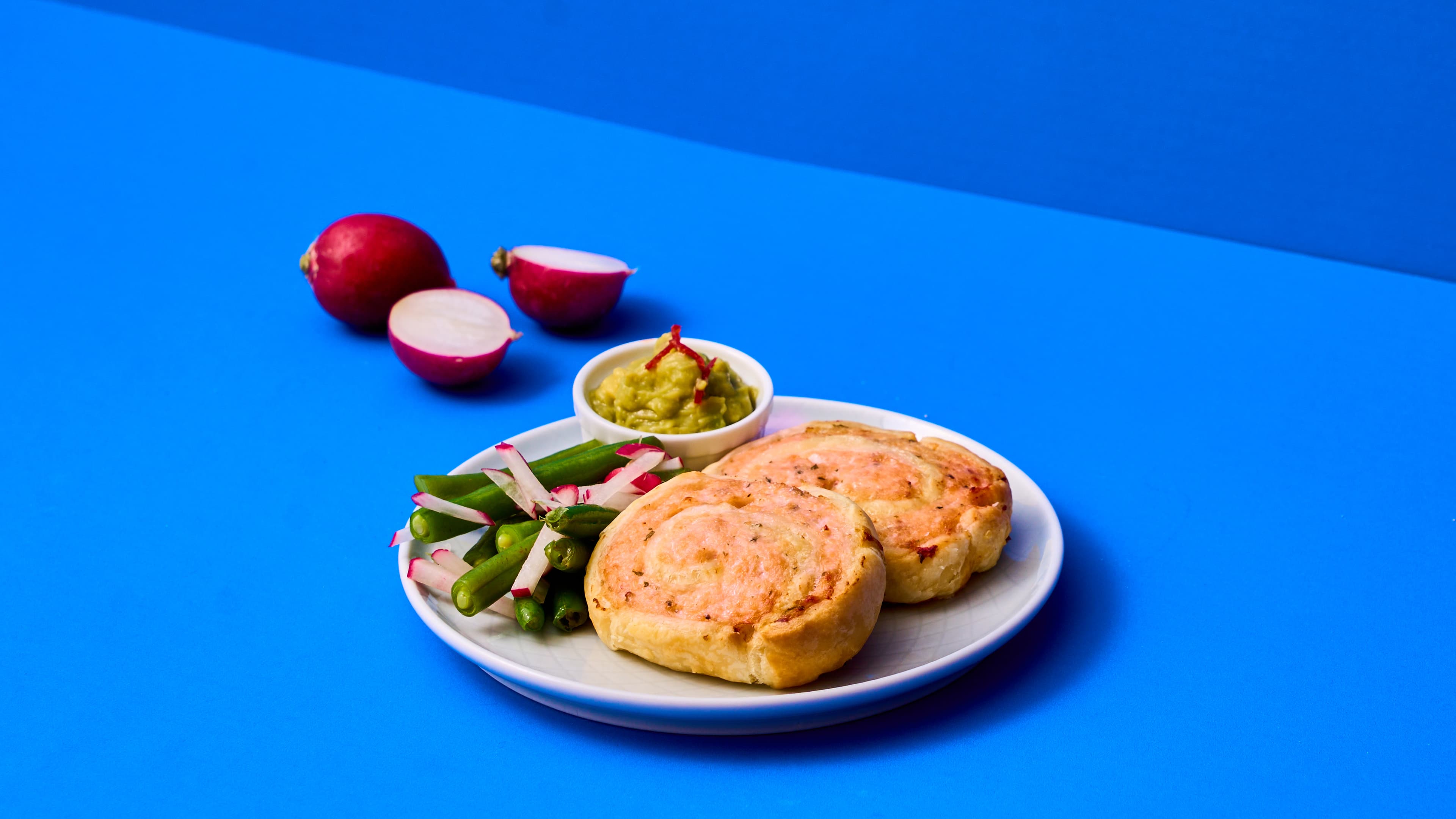 Medaglioni di salmone e merluzzo in crosta con contorno di fagiolini, ravanelli e salsa guacamole