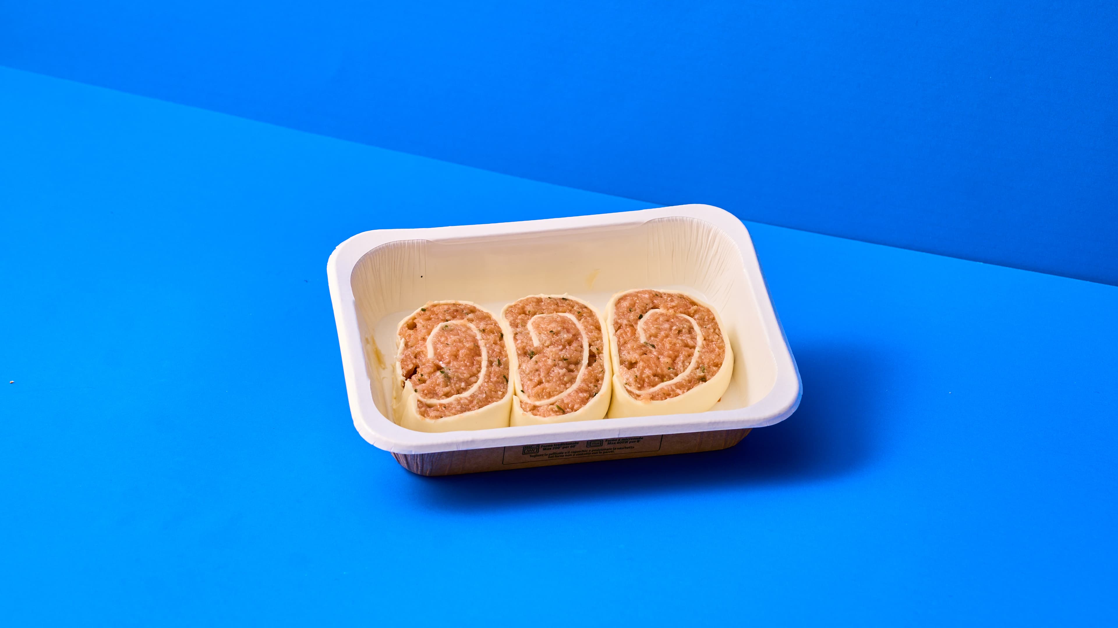 Medaglioni di salmone e merluzzo in crosta con contorno di fagiolini, ravanelli e salsa guacamole