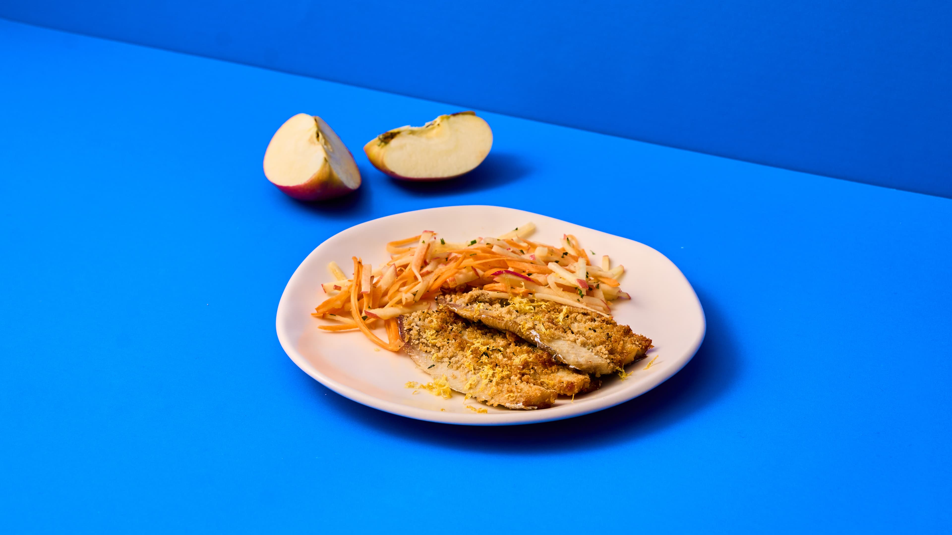 Sarde gratinate con insalata di mele e carota