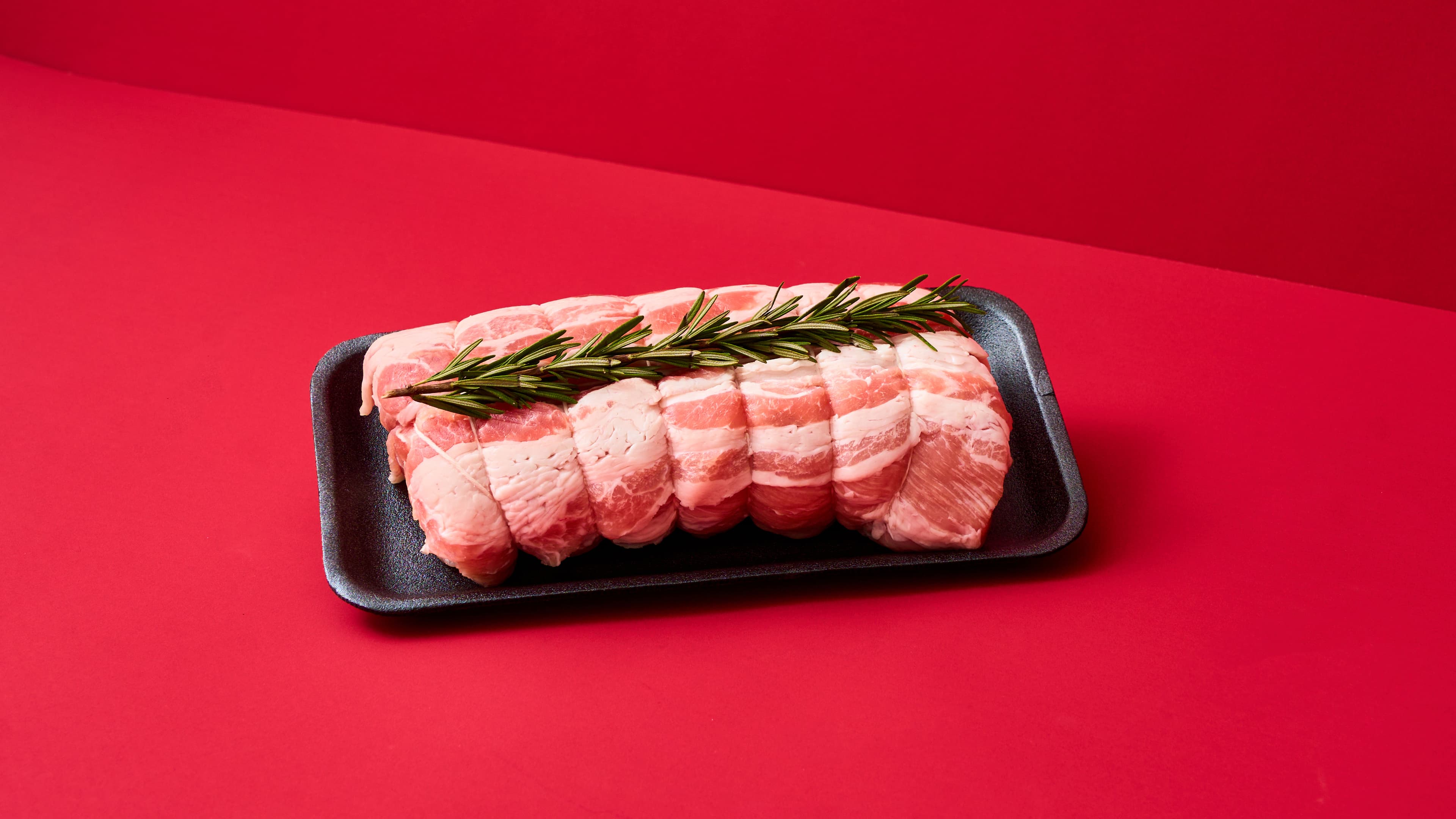 Arista di maiale con pancetta e rosmarino con contorno di patate, mele e cipolle arrosto