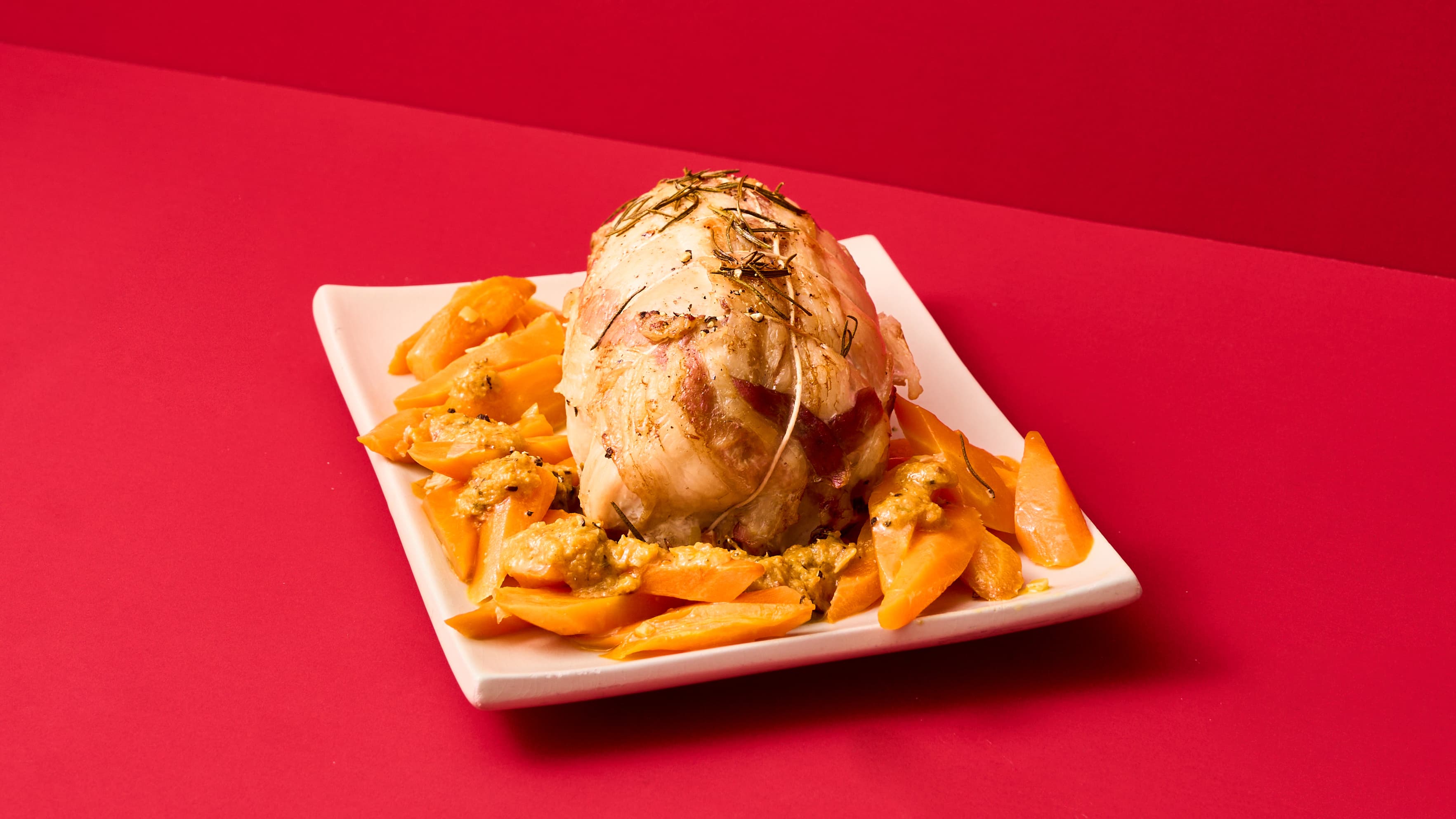 Arrosto di tacchino con rosmarino e pancetta e carote glassate