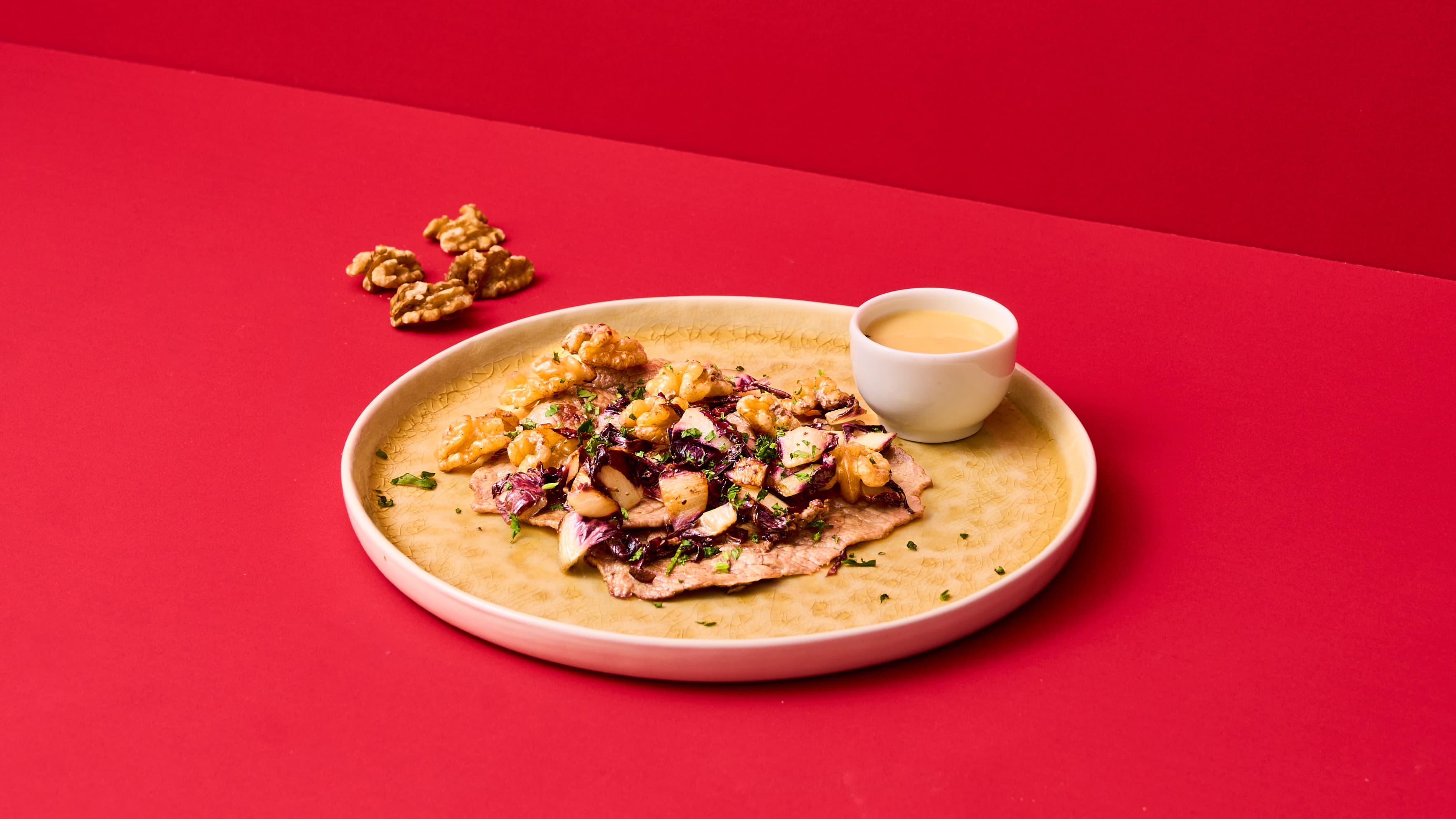 Fettine sottili con radicchio e noci e salsa di senape