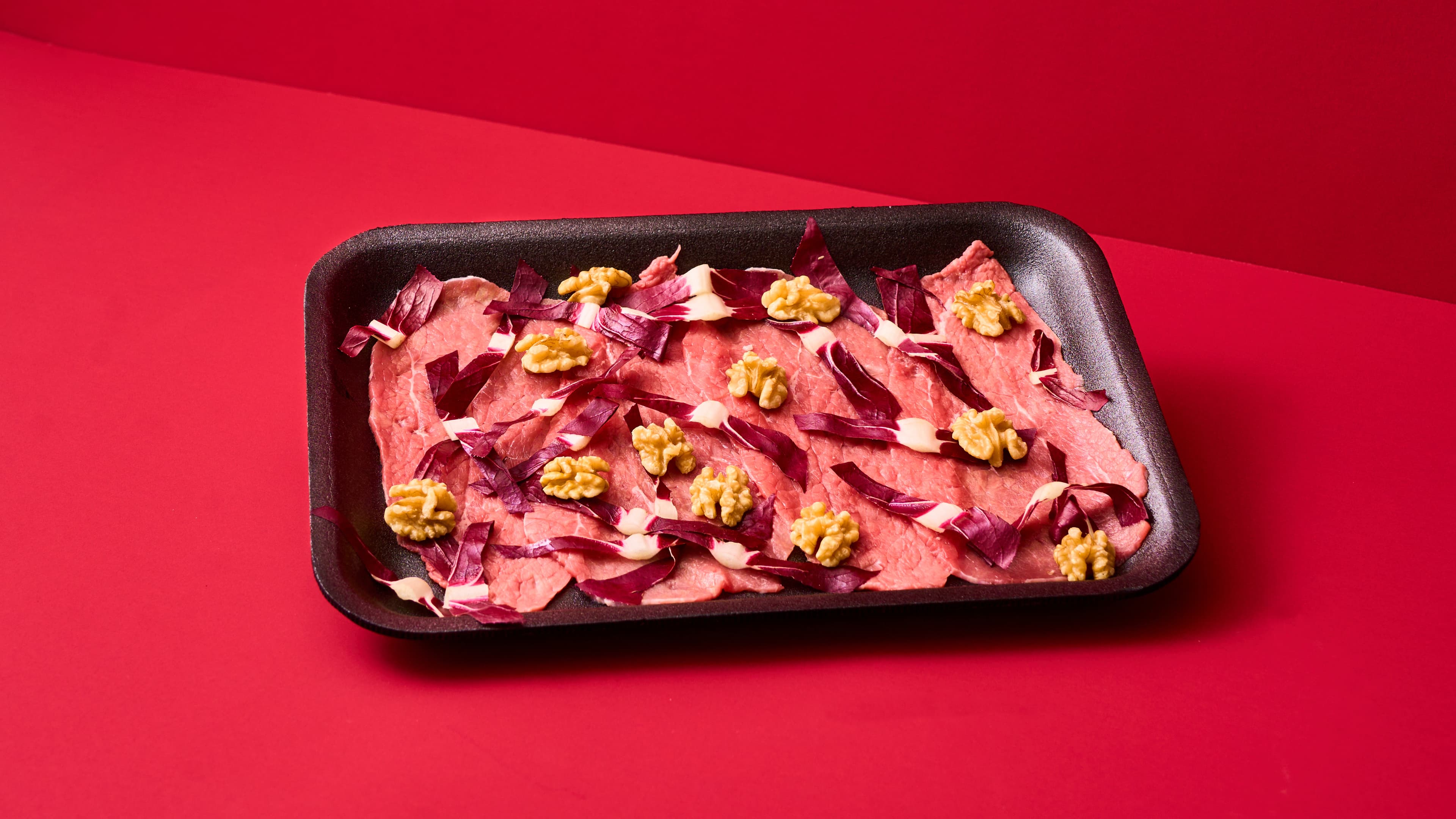 Fettine sottili con radicchio e noci e salsa di senape