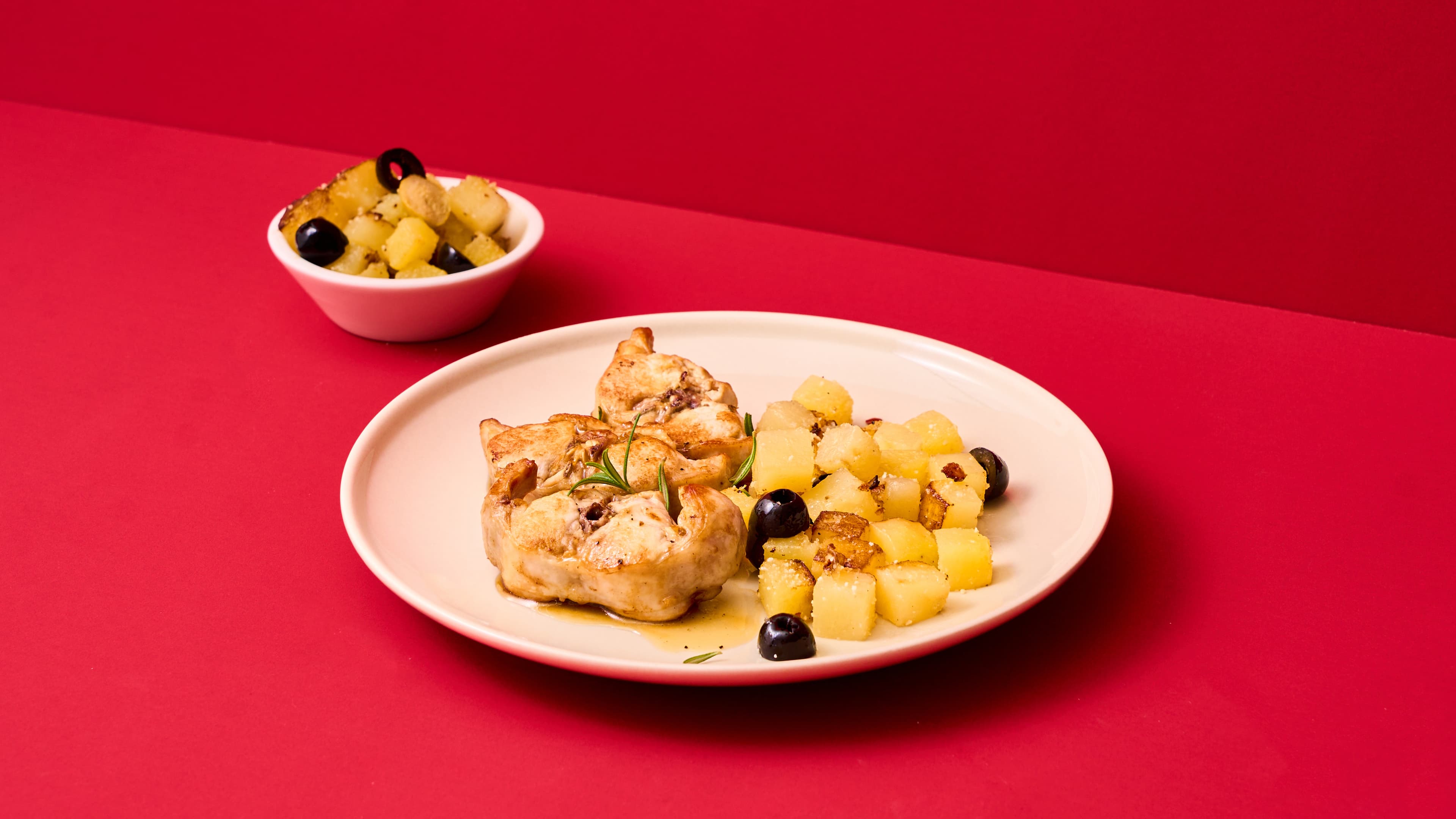 Lombatine di coniglio al miele con patate sabbiose e olive nere