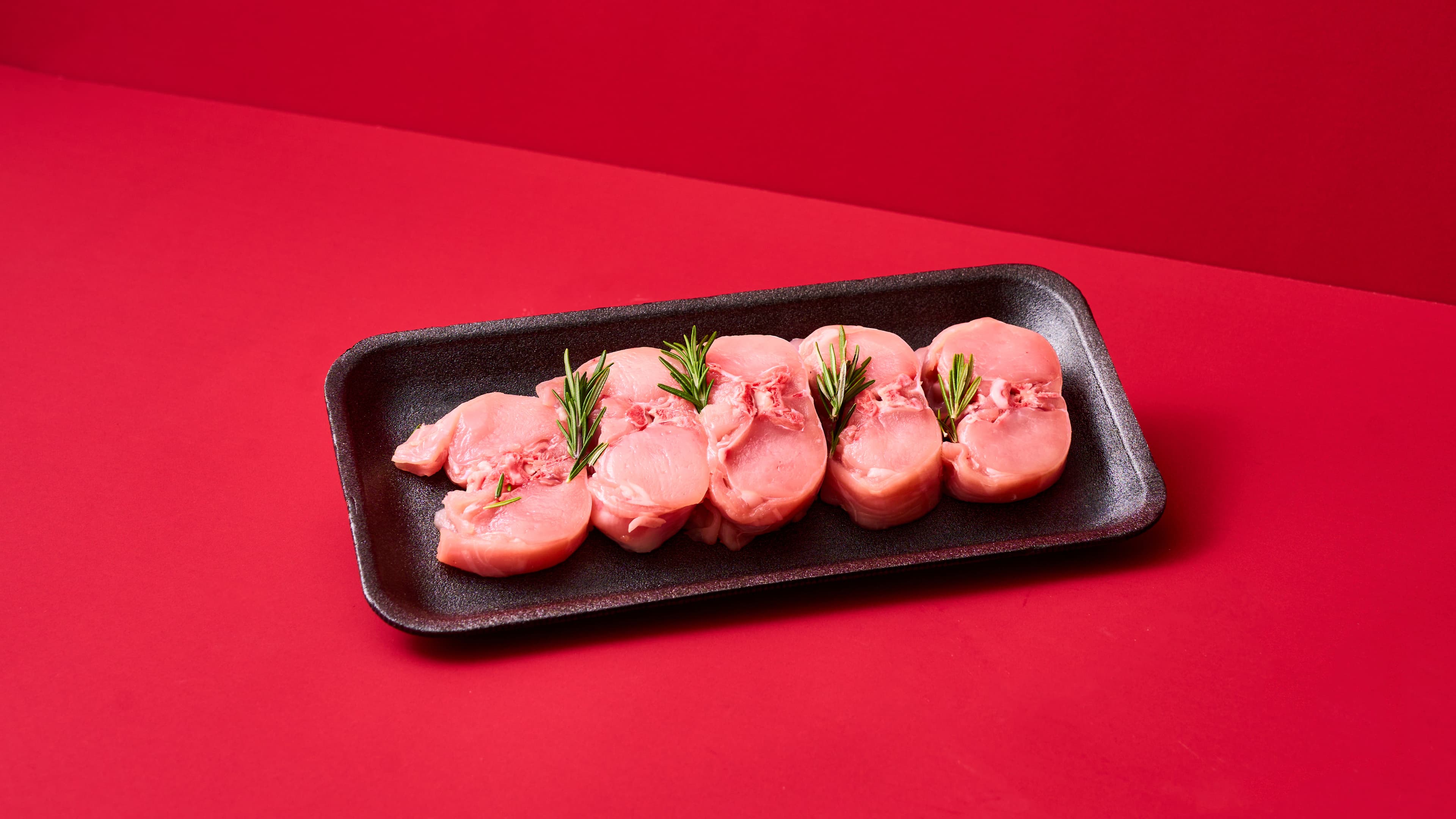 Lombatine di coniglio al miele con patate sabbiose e olive nere