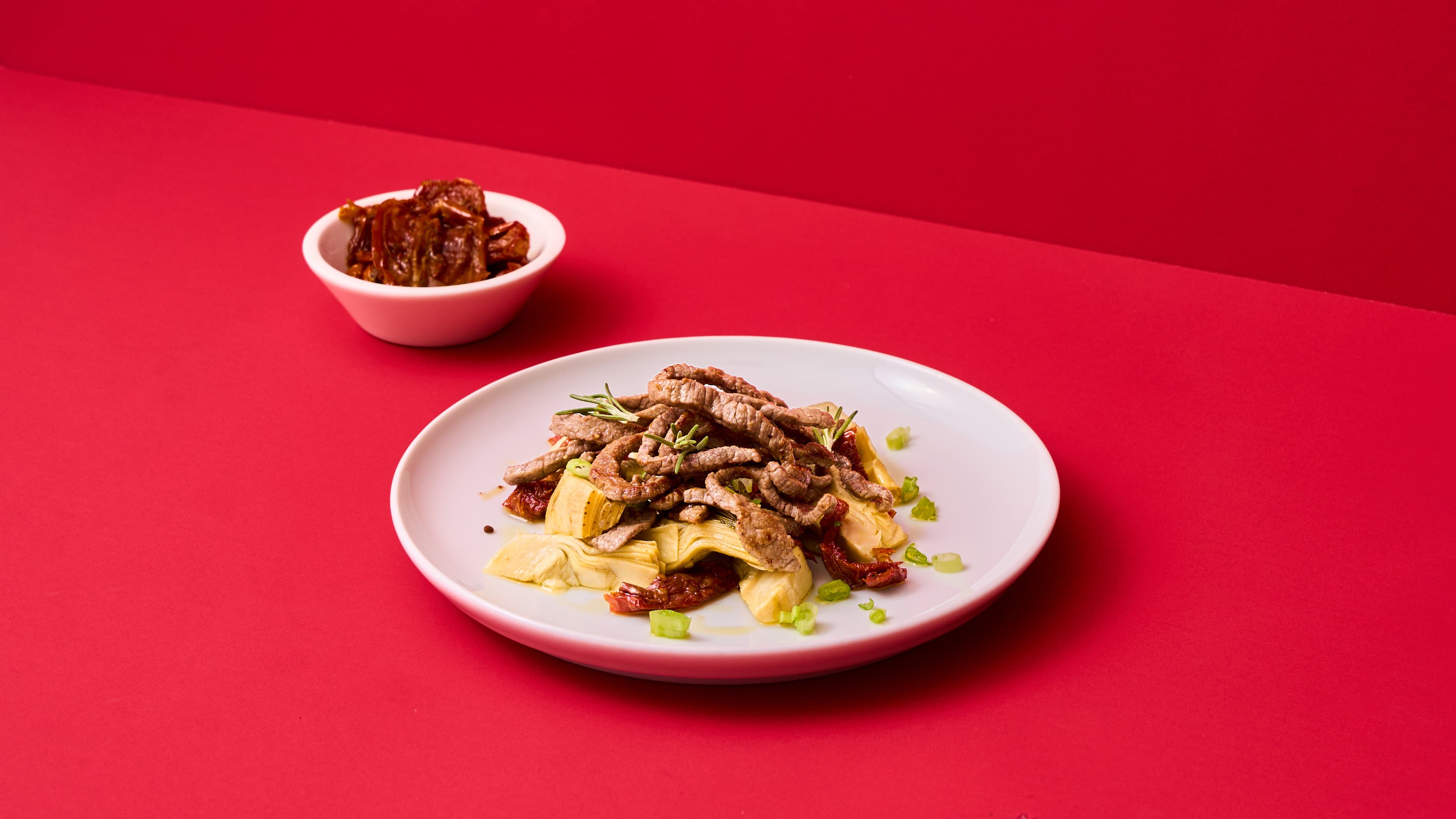 Straccetti al rosmarino con carciofi e pomodorini secchi