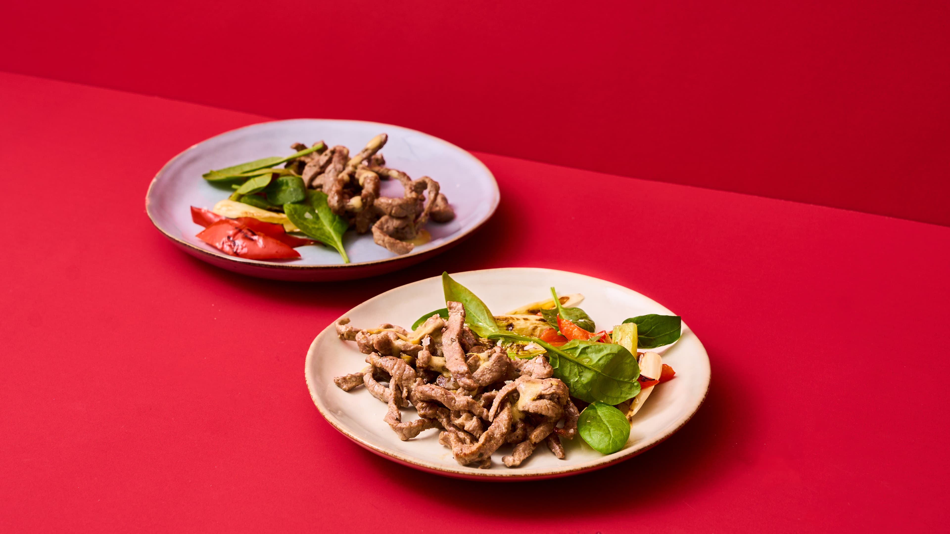 Straccetti aromatizzati con limone e senape con contorno di cipollotti e peperoni grigliati e spinacino fresco