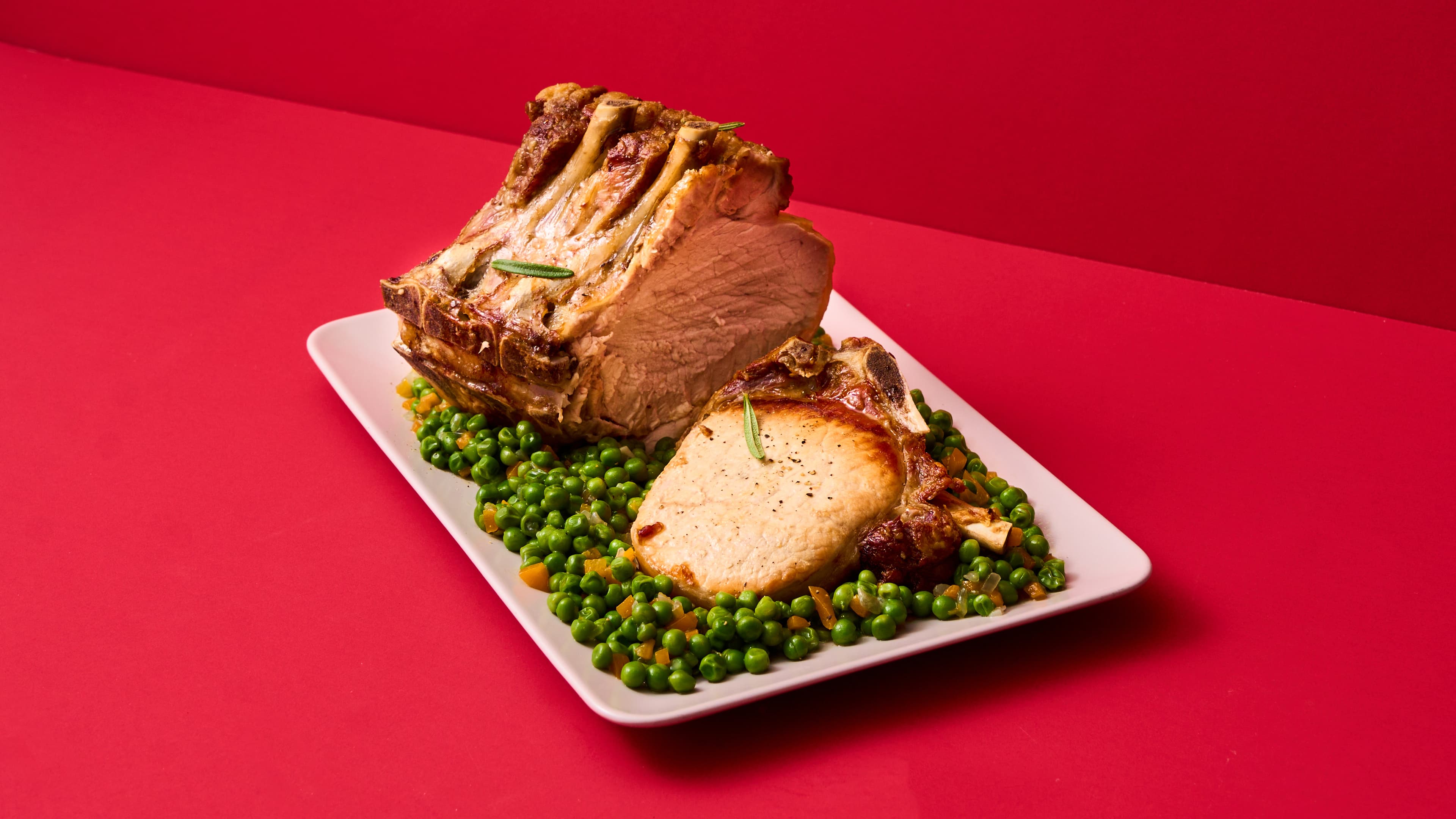 Arista di suino con osso e piselli in umido