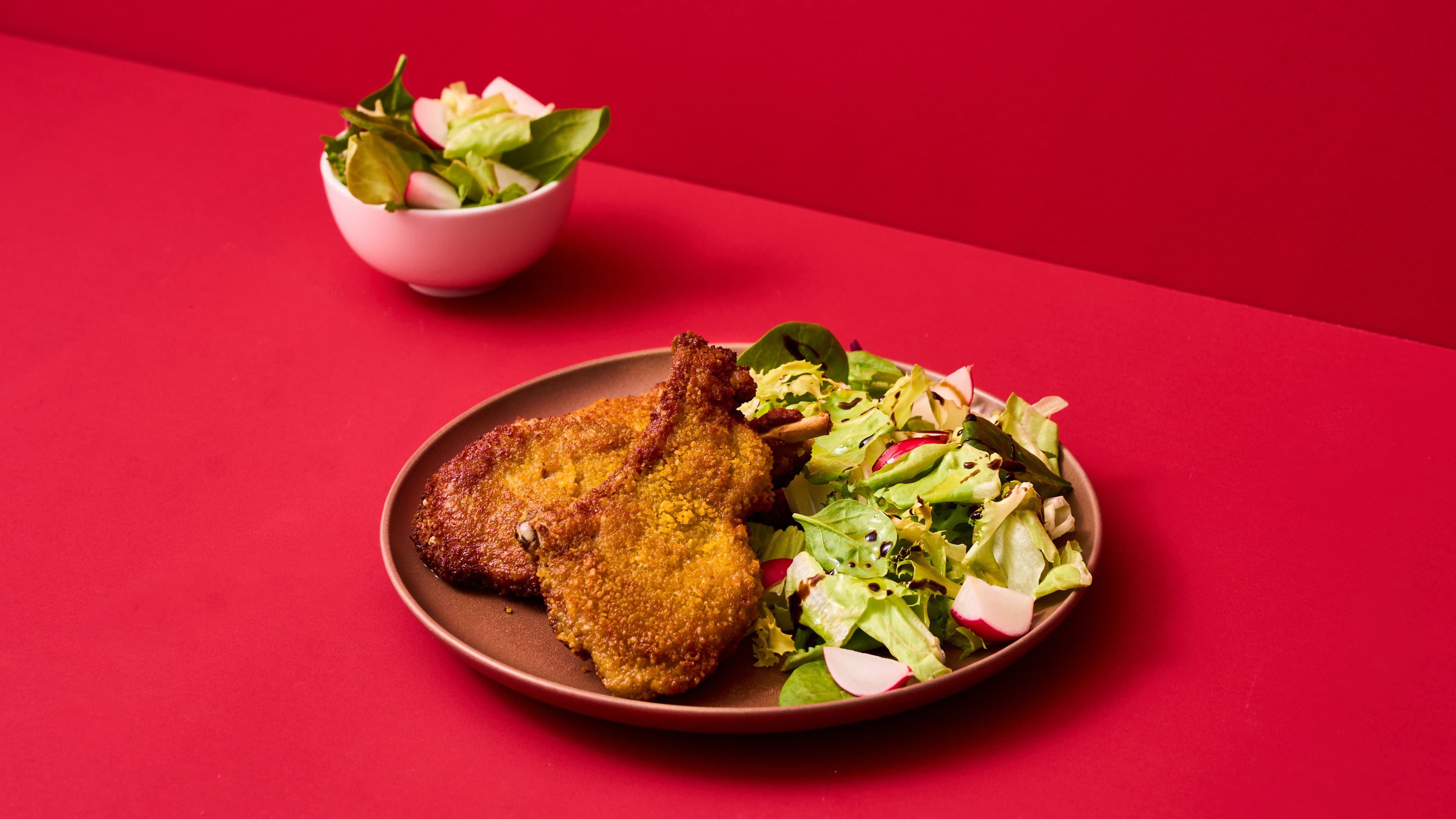 Costolette di agnello con misticanza e ravanelli