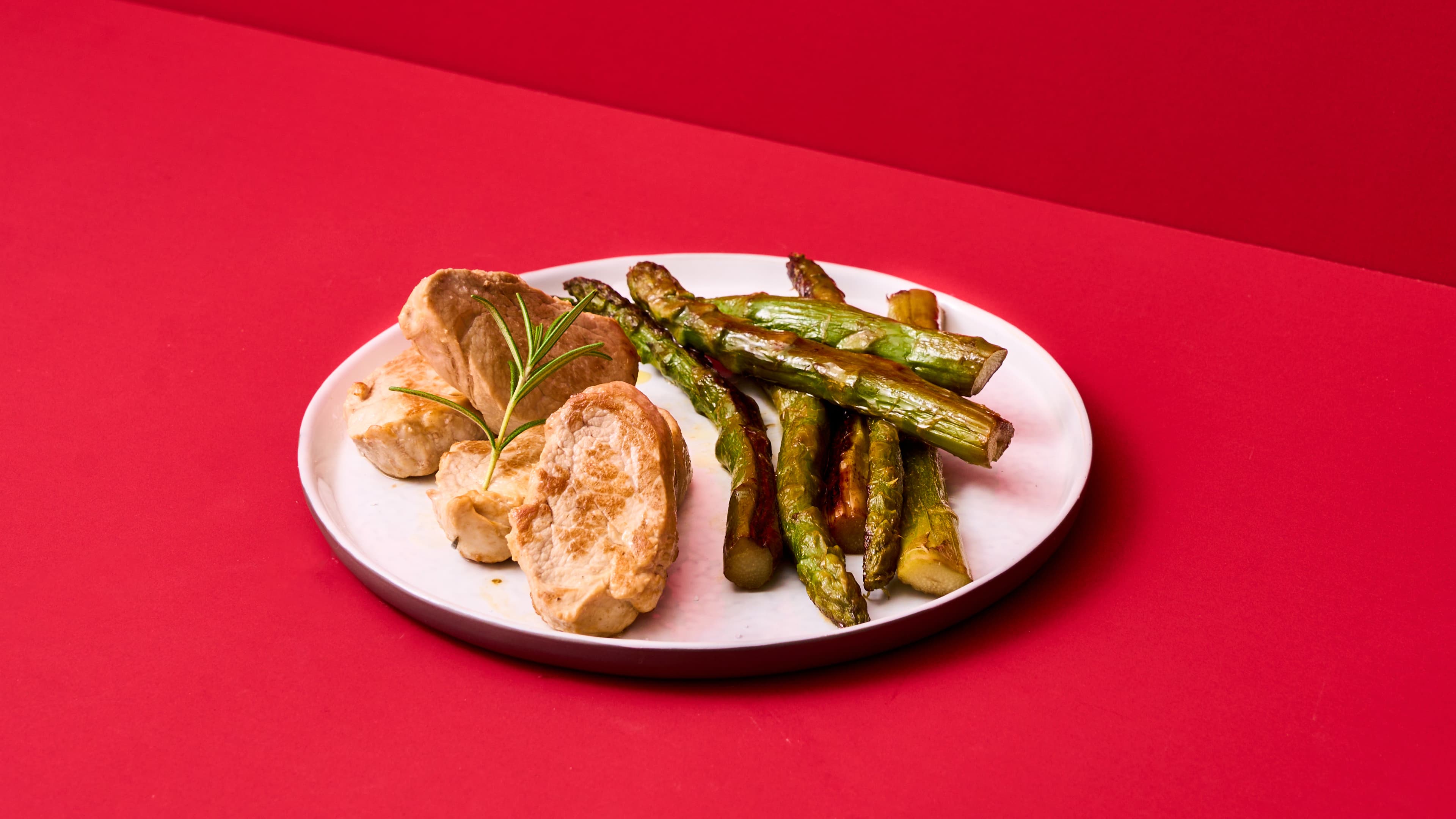 Tagliata di filetto al rosmarino con asparagi saltati