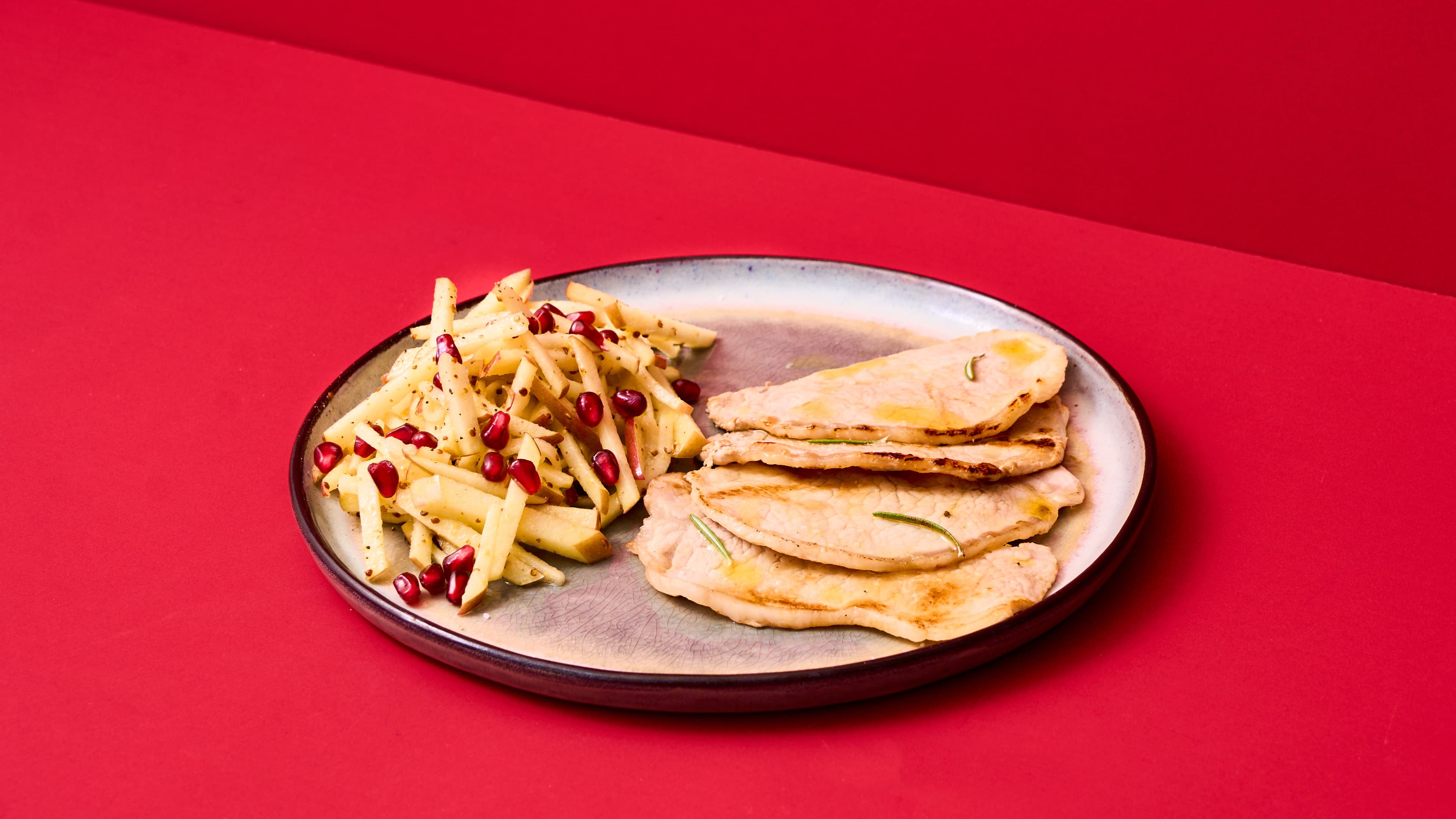 Tagliata di lonza con rosmarino con insalata di mele e melagrana