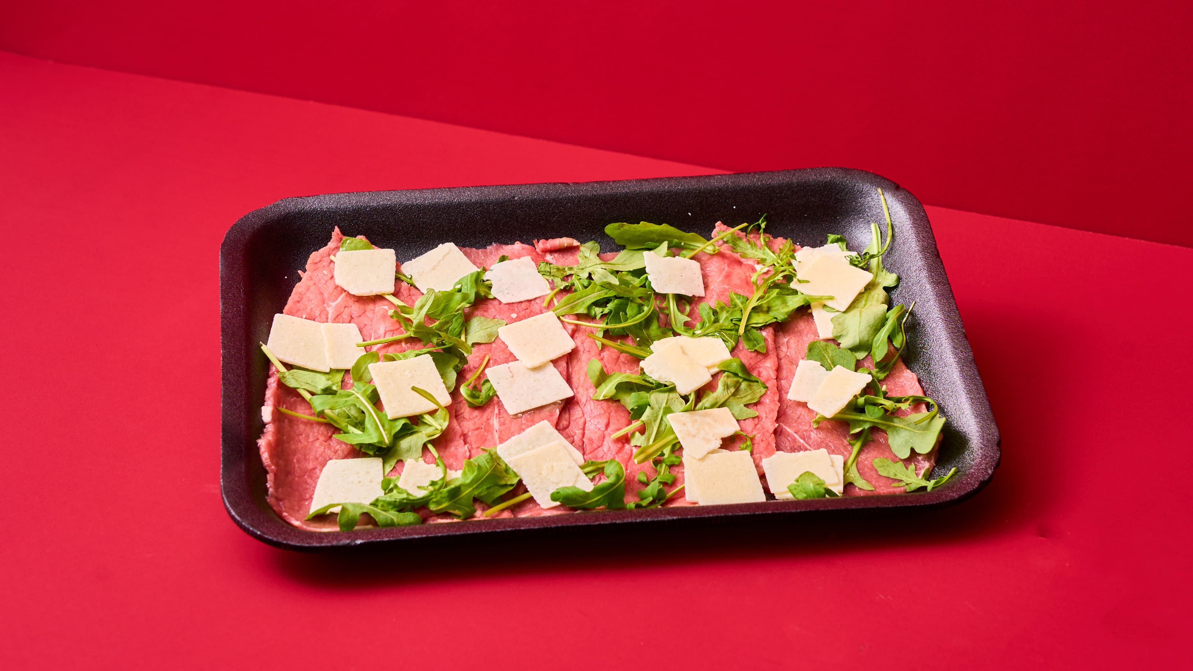 Fettine sottili con rucola, grana, sale maldon e patè di olive