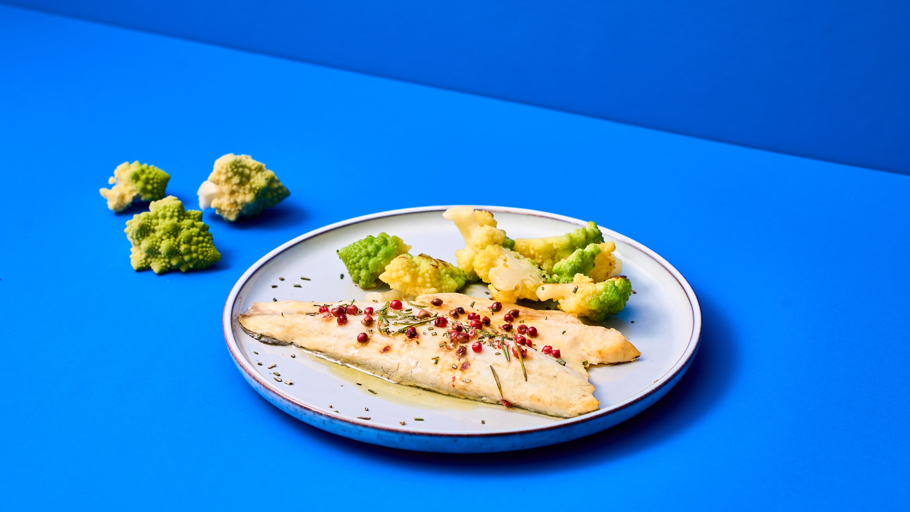 Filetto di Branzino con bacche rosa con contorno di broccoli saltati al burro