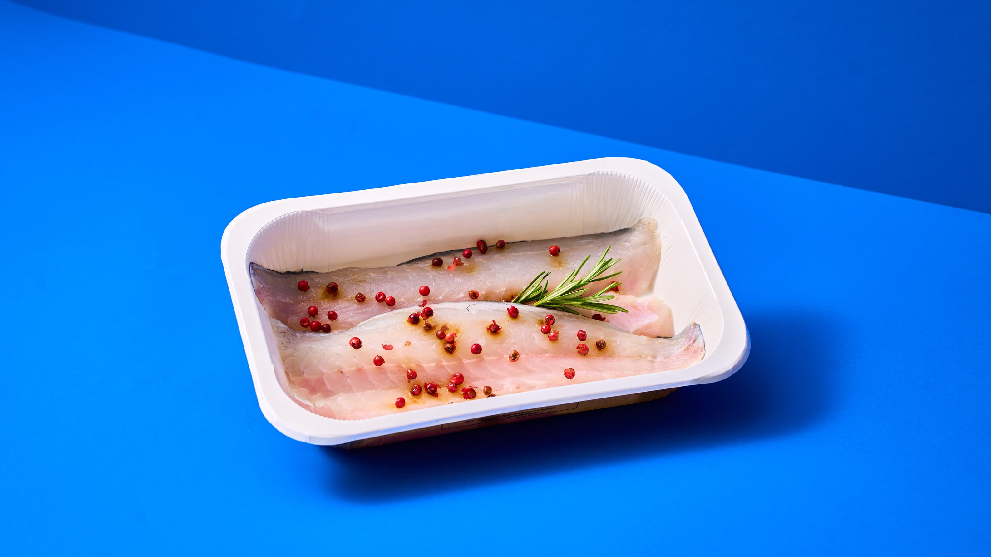 Filetto di Branzino con bacche rosa con contorno di broccoli saltati al burro