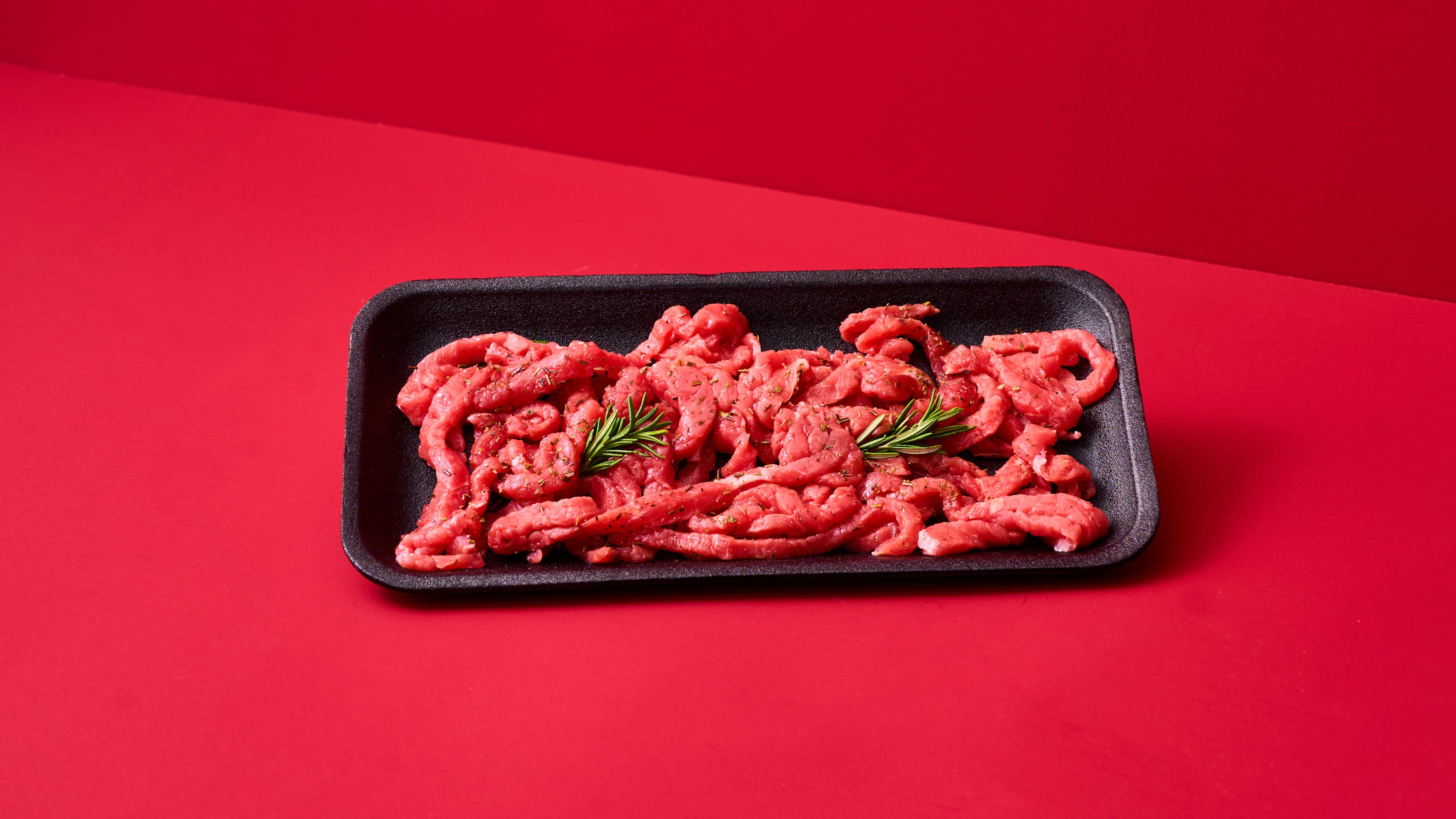 Straccetti aromatizzati con limone e senape con contorno di cipollotti e peperoni grigliati e spinacino fresco