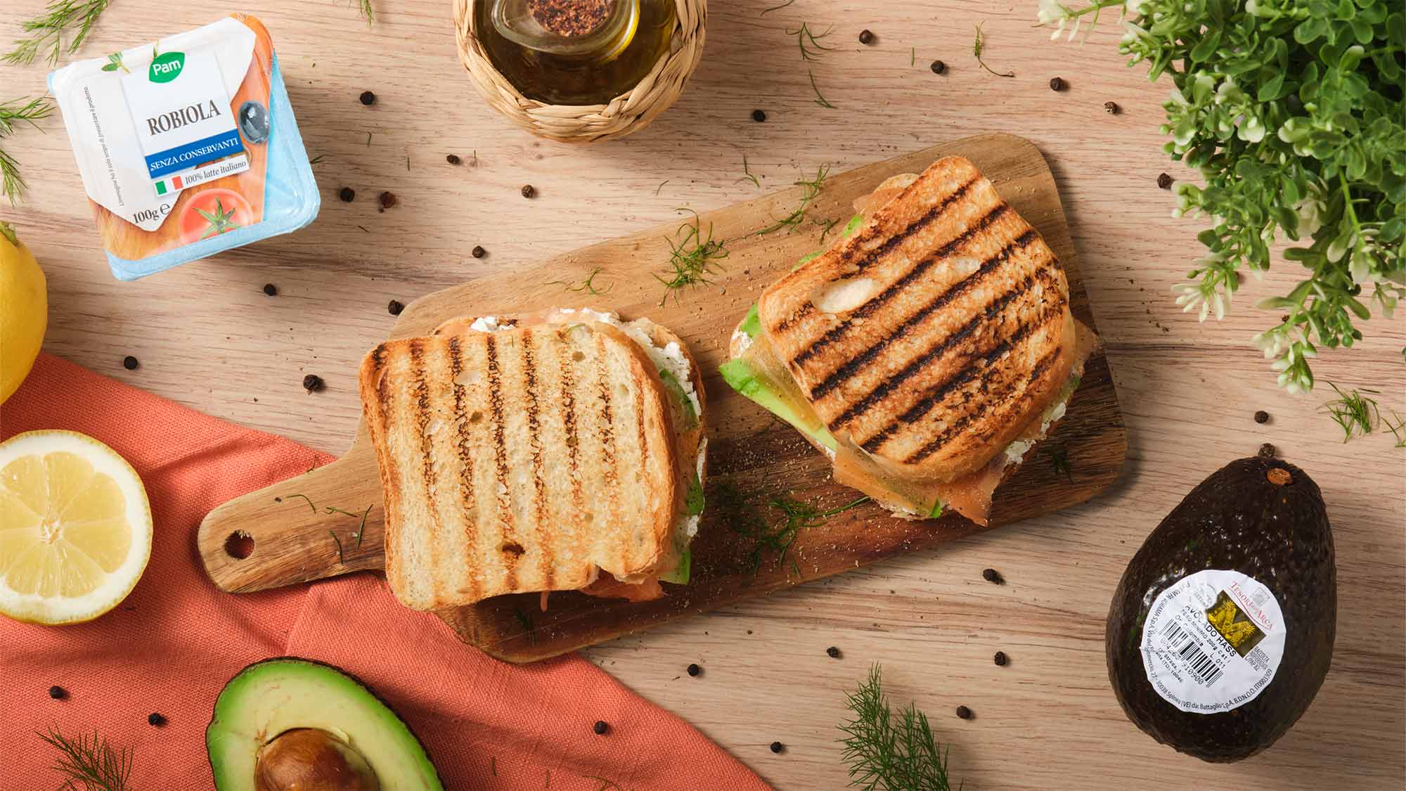 Toast con avocado, robiola e salmone