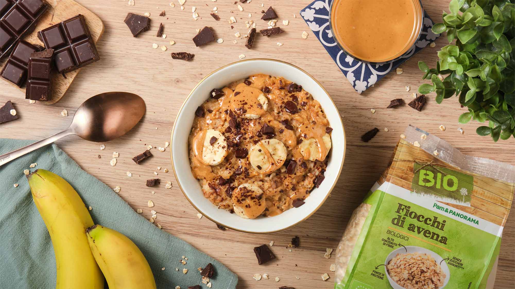 Porridge con banana, burro d'arachidi e cioccolato fondente