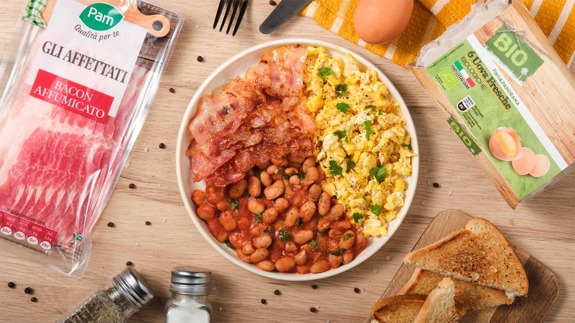 Colazione inglese: uova, bacon e fagioli