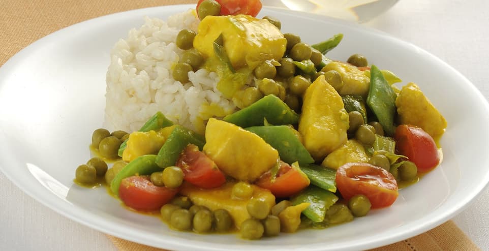 Verdure e pollo allo zafferano con riso pilaf