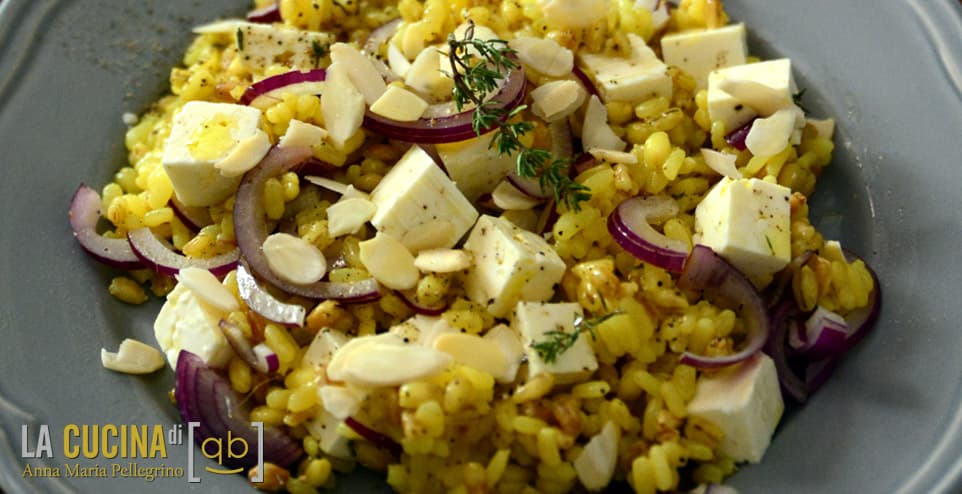 Insalata di orzo allo zafferano con feta, cipolla e mandorle
